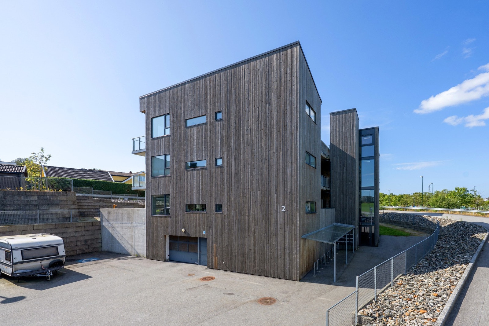 Garasje på grunnetasjen av bygningen. Galleribilde