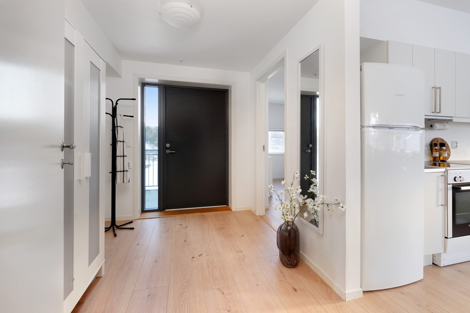 Kjekk inngang med gode oppbevaringsmuligheter. Galleribilde