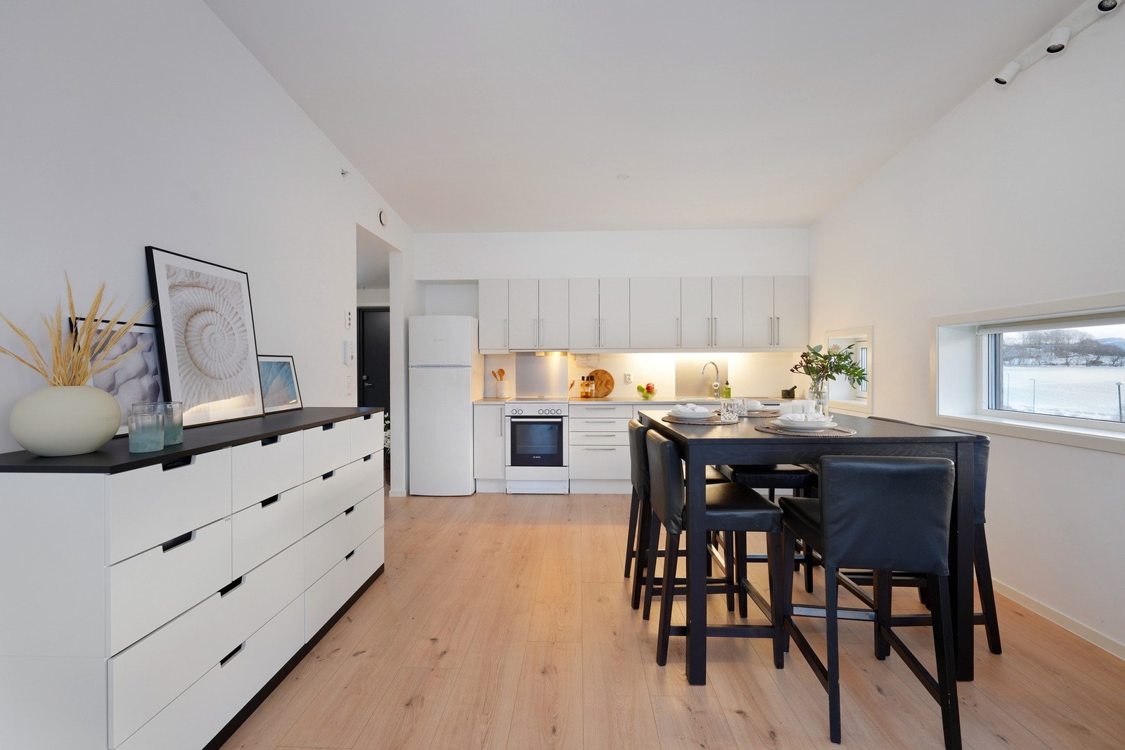 Romslig plass til spisebord på kjøkken. Galleribilde