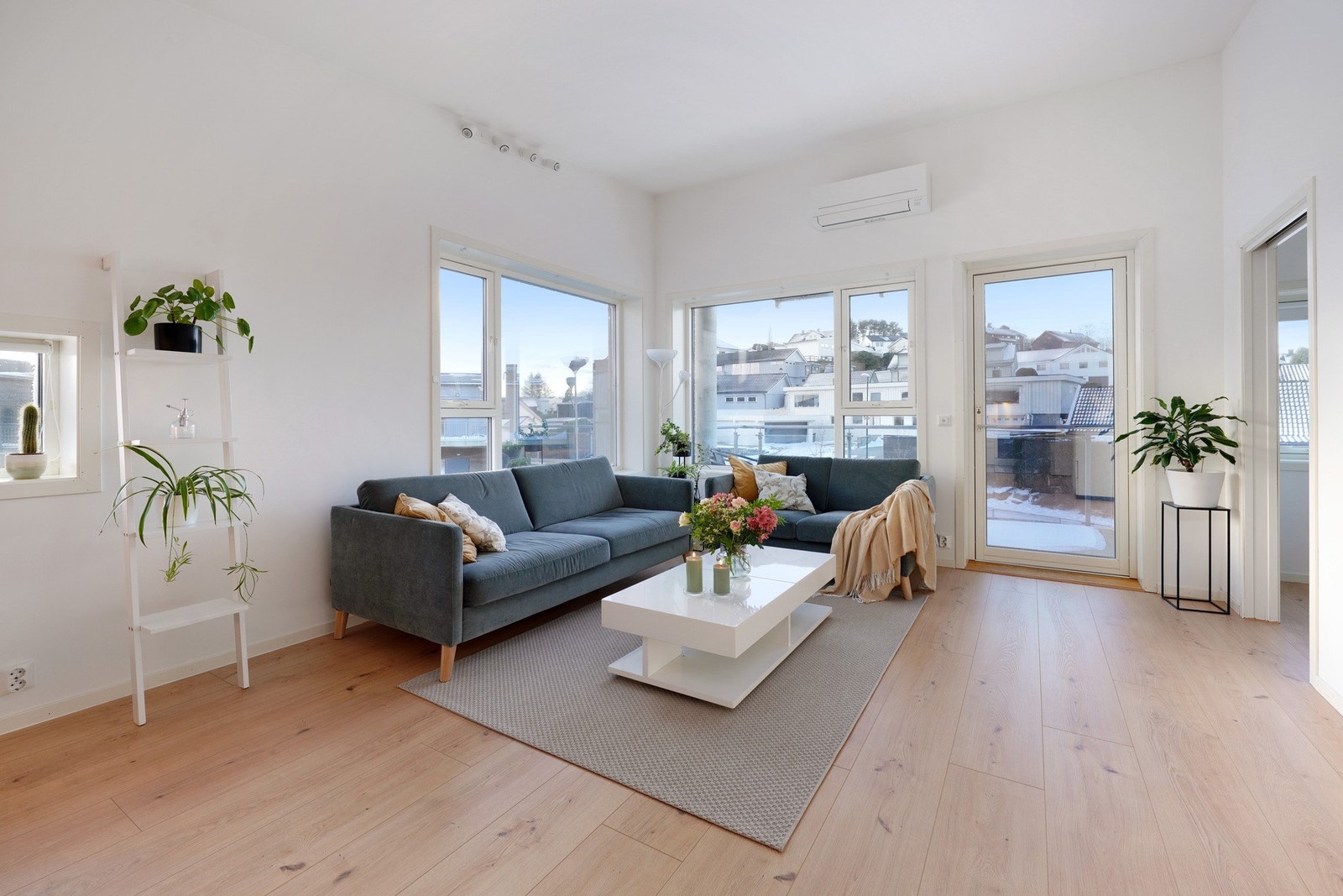 Stue med enkel tilgang til balkong. Galleribilde