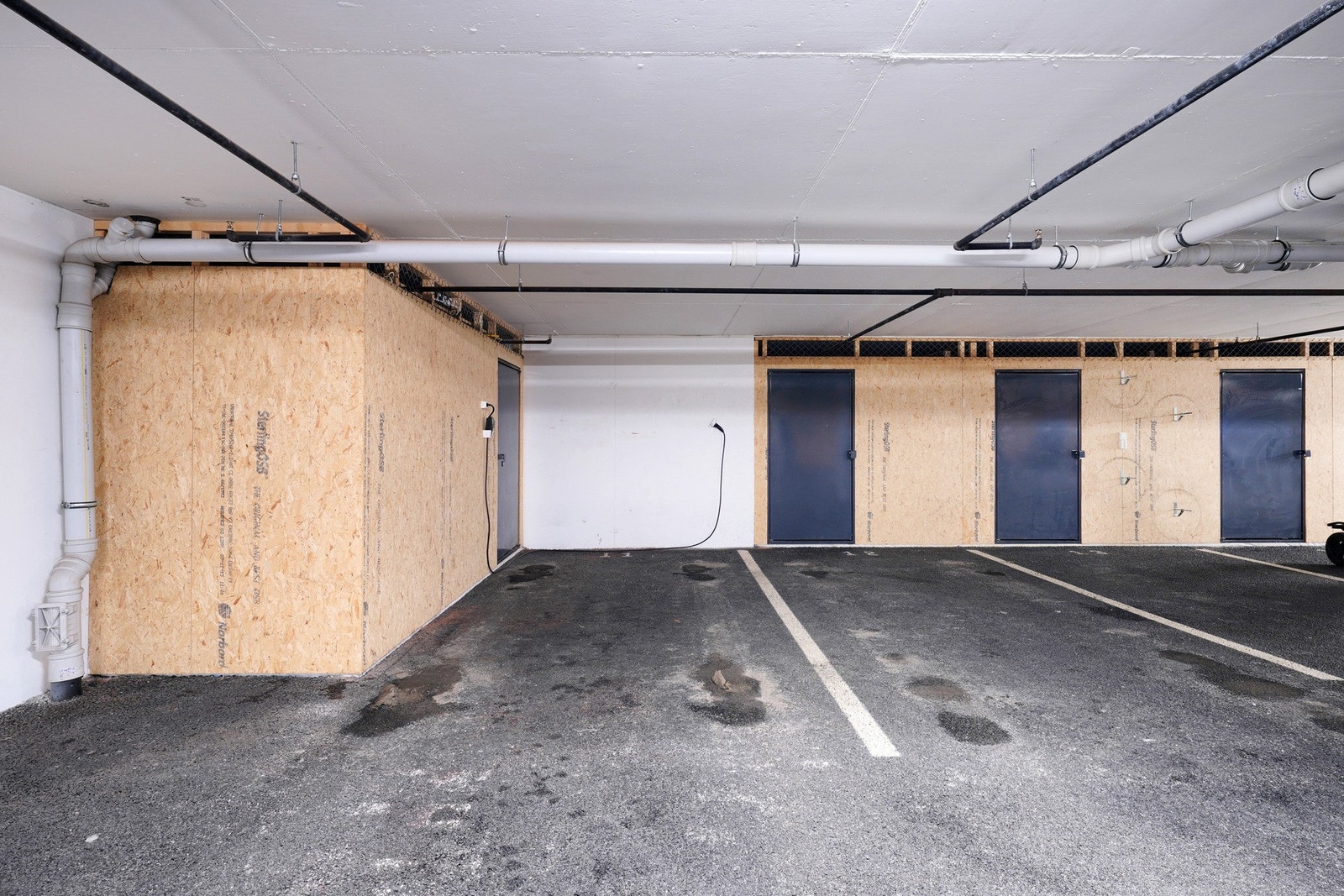 Endeplass inne i garasjeanlegg. Galleribilde