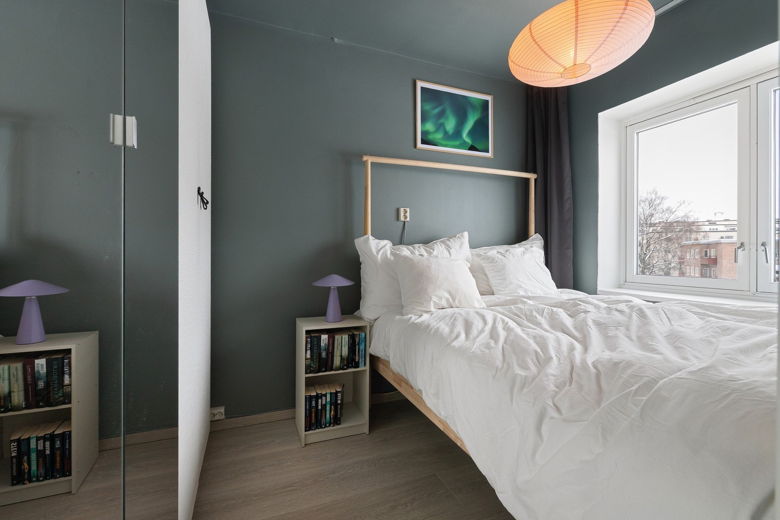 Soverom av god størrelse med plass til dobbeltseng. Galleribilde