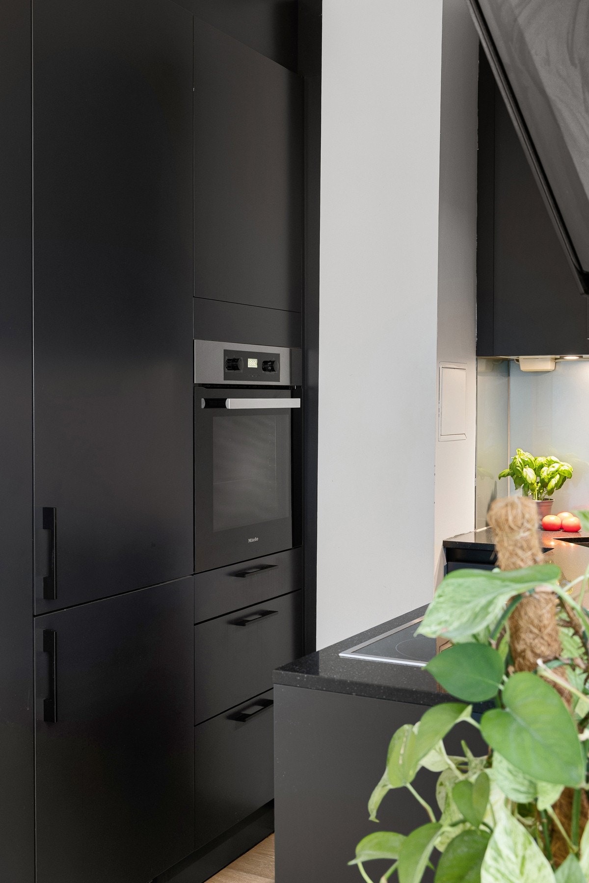 Kjøkkenet er utstyrt med integrerte hvitevarer, samt watergard og komfyrvakt. Det er kullfilterventilator over kokesone. Galleribilde