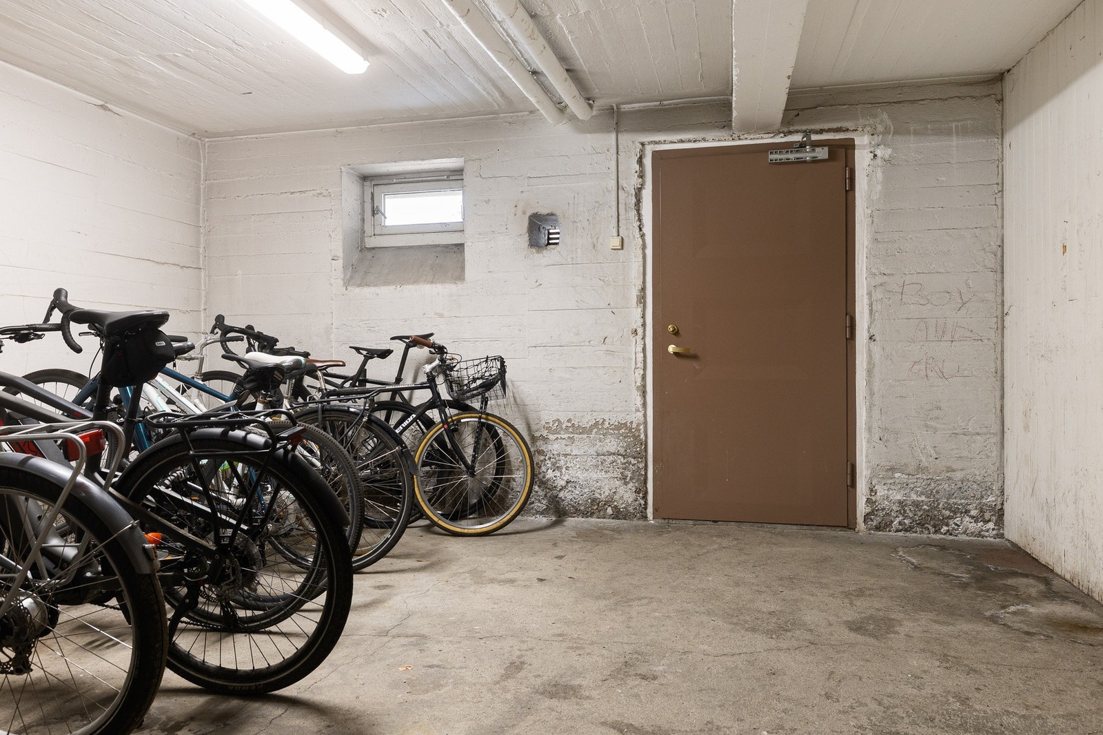 Felles sykkelparkering i kjeller. Galleribilde