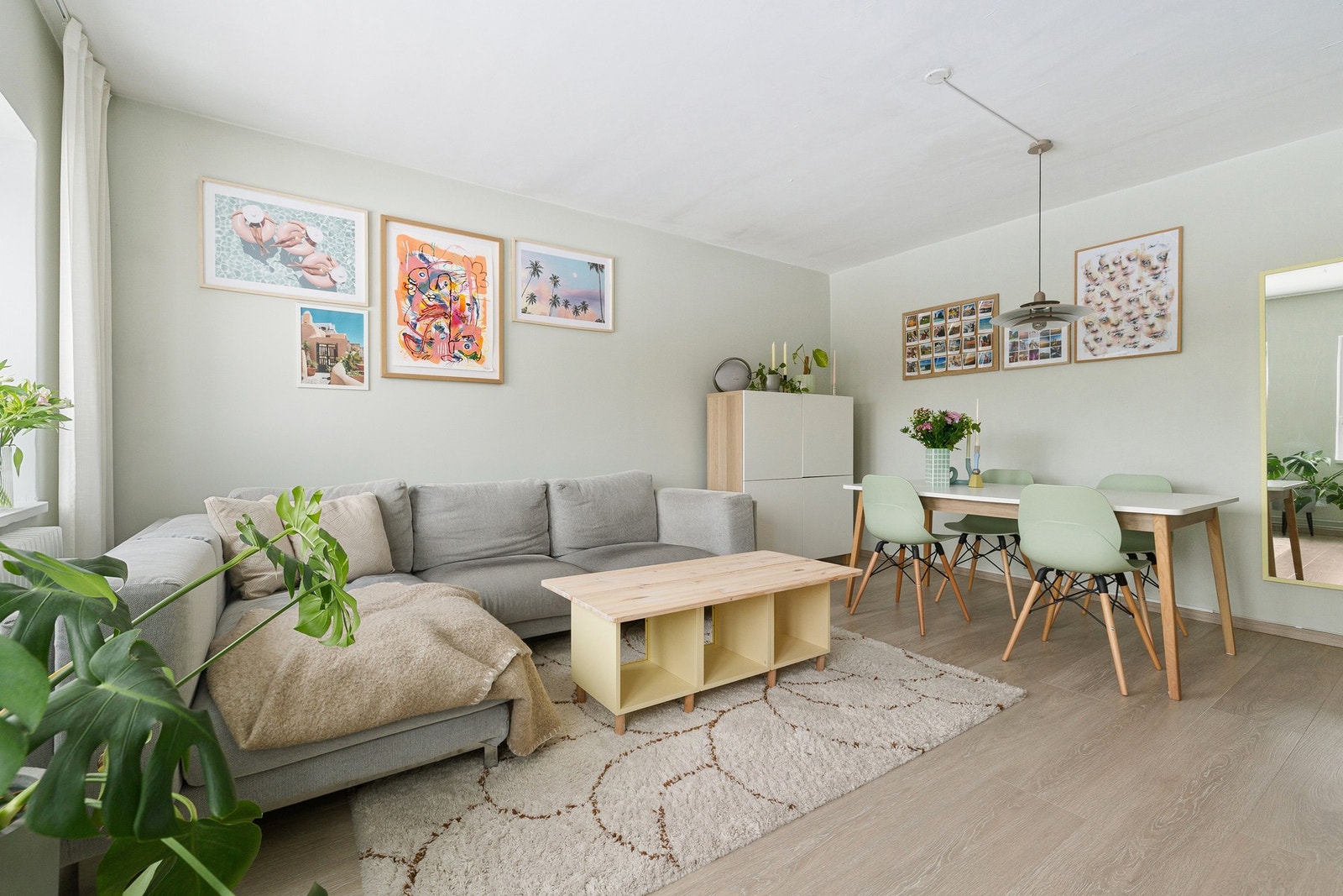 Leiligheten byr på store vindusflater, moderne standard og en gjennomtenkt planløsning. Galleribilde