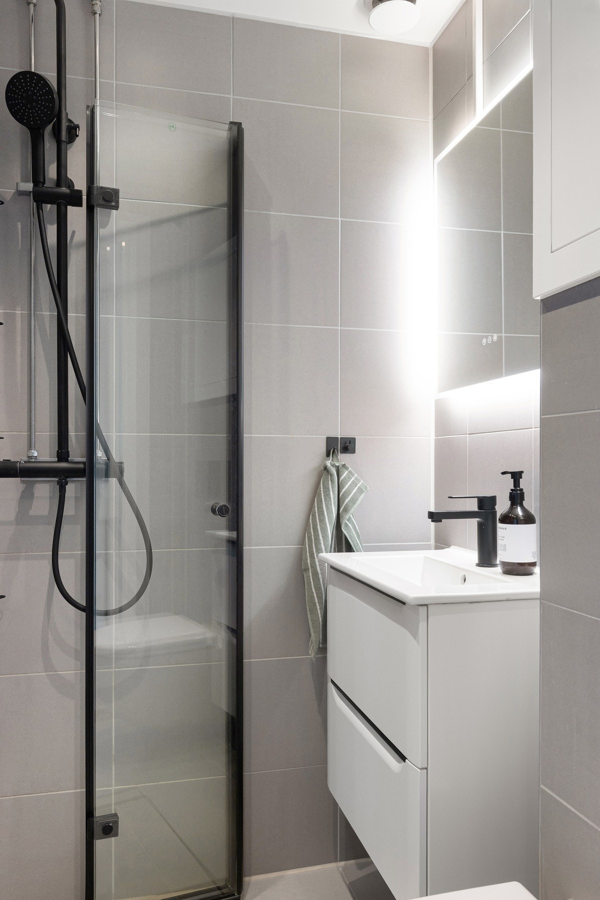 Badet er utført med flislagte vegger og gulv, og har gulvvarme som gir god komfort. Galleribilde