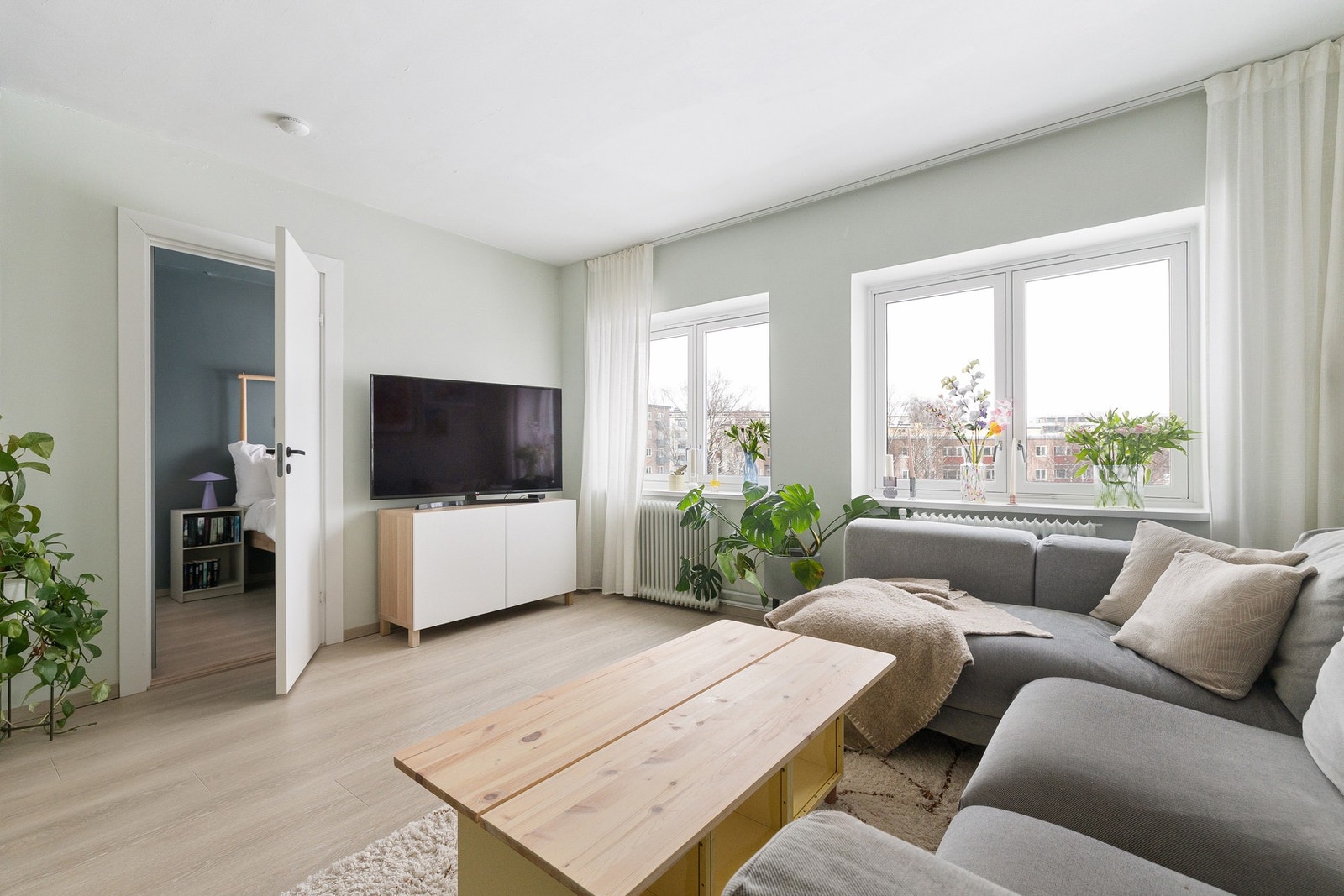 Rikelig med naturlig lysinnslipp kombinert med lyse stilrene fargetoner setter den lyse luftige stemningen for stuen. Galleribilde