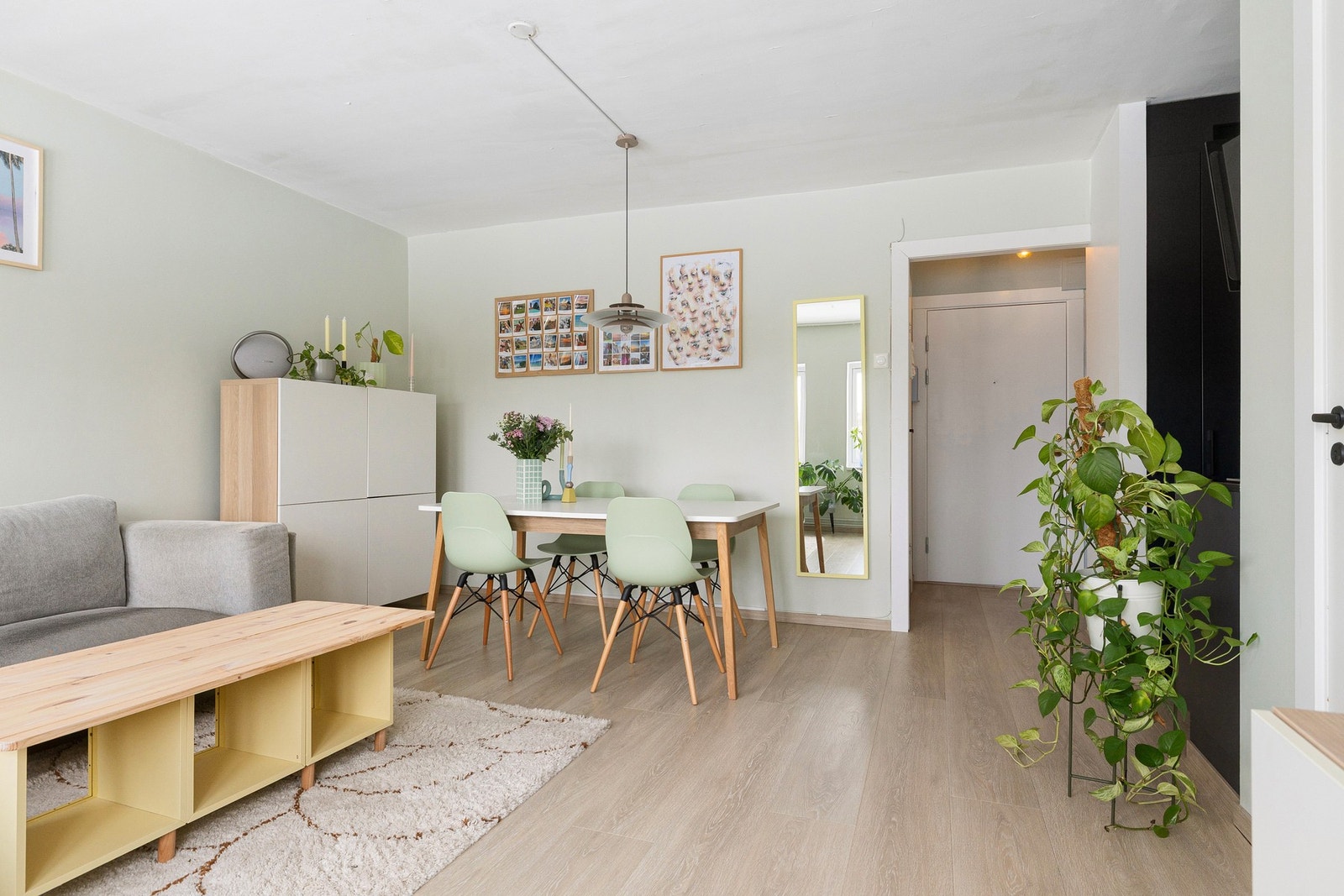 Naturlig avsatt plass til spisegruppe i tilknytning til både stue og kjøkken. Galleribilde