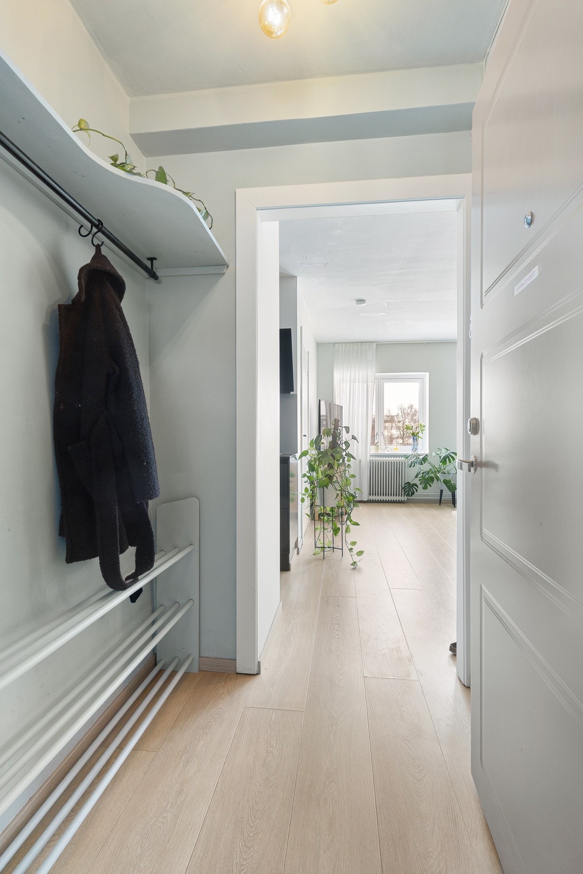 Velkommen inn til ditt nye hjem! Entré med plass til sko og yttertøy. Galleribilde