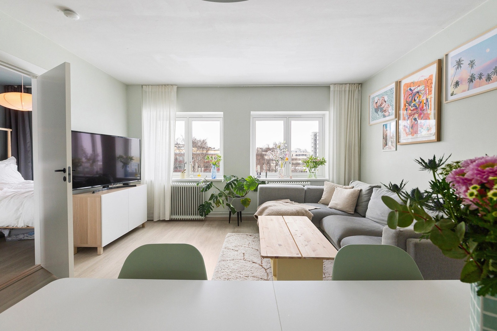 Leiligheten blir oppvarmet med radiatoranlegg. Sentralfyring og varmtvann er inkludert i felleskostnadene. Galleribilde