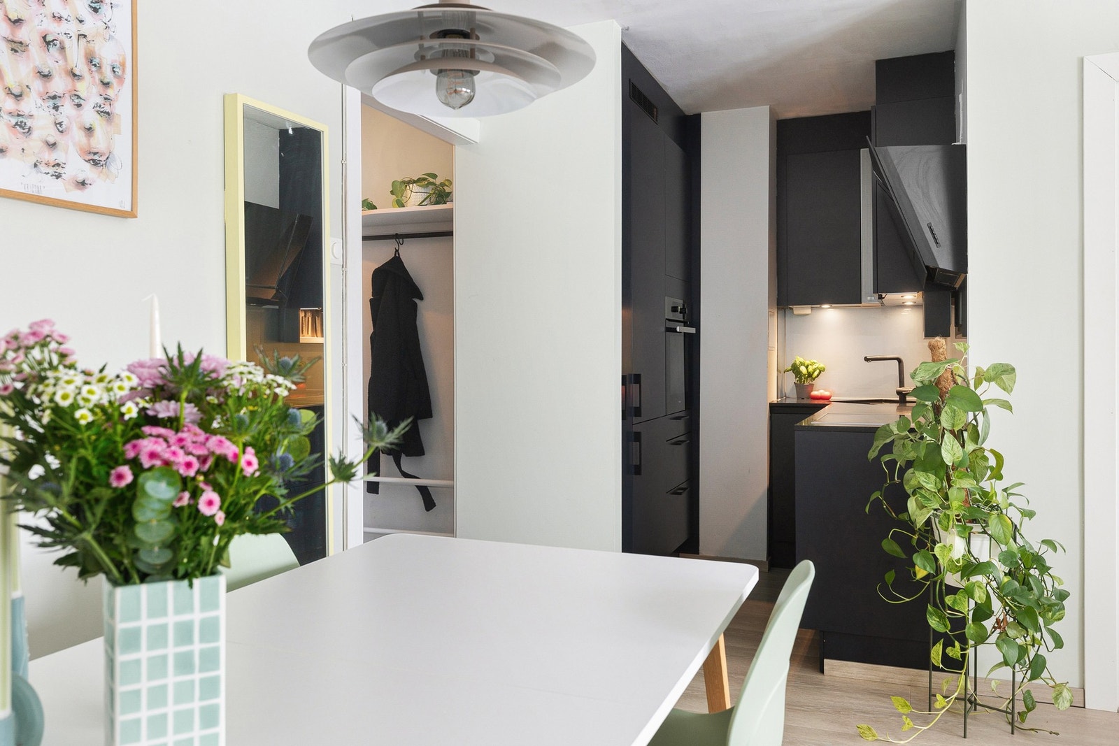 Kjøkkenet er i direkte tilkobling til stuen. Galleribilde