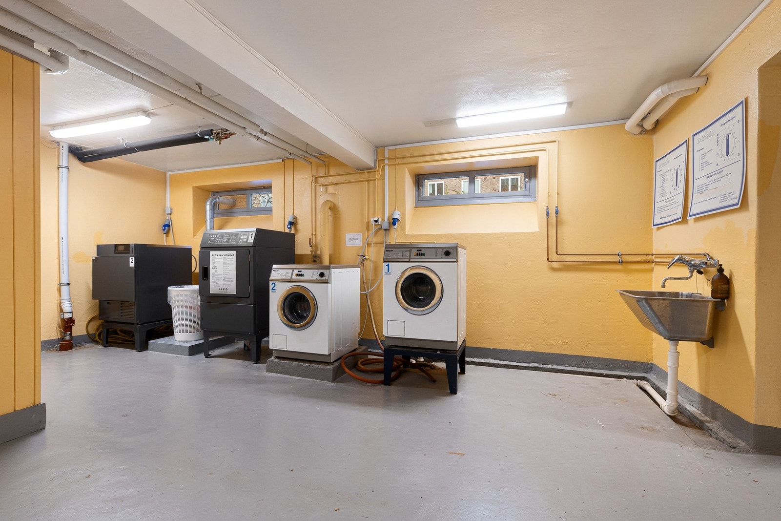 Fellesvaskeri i kjeller. Galleribilde