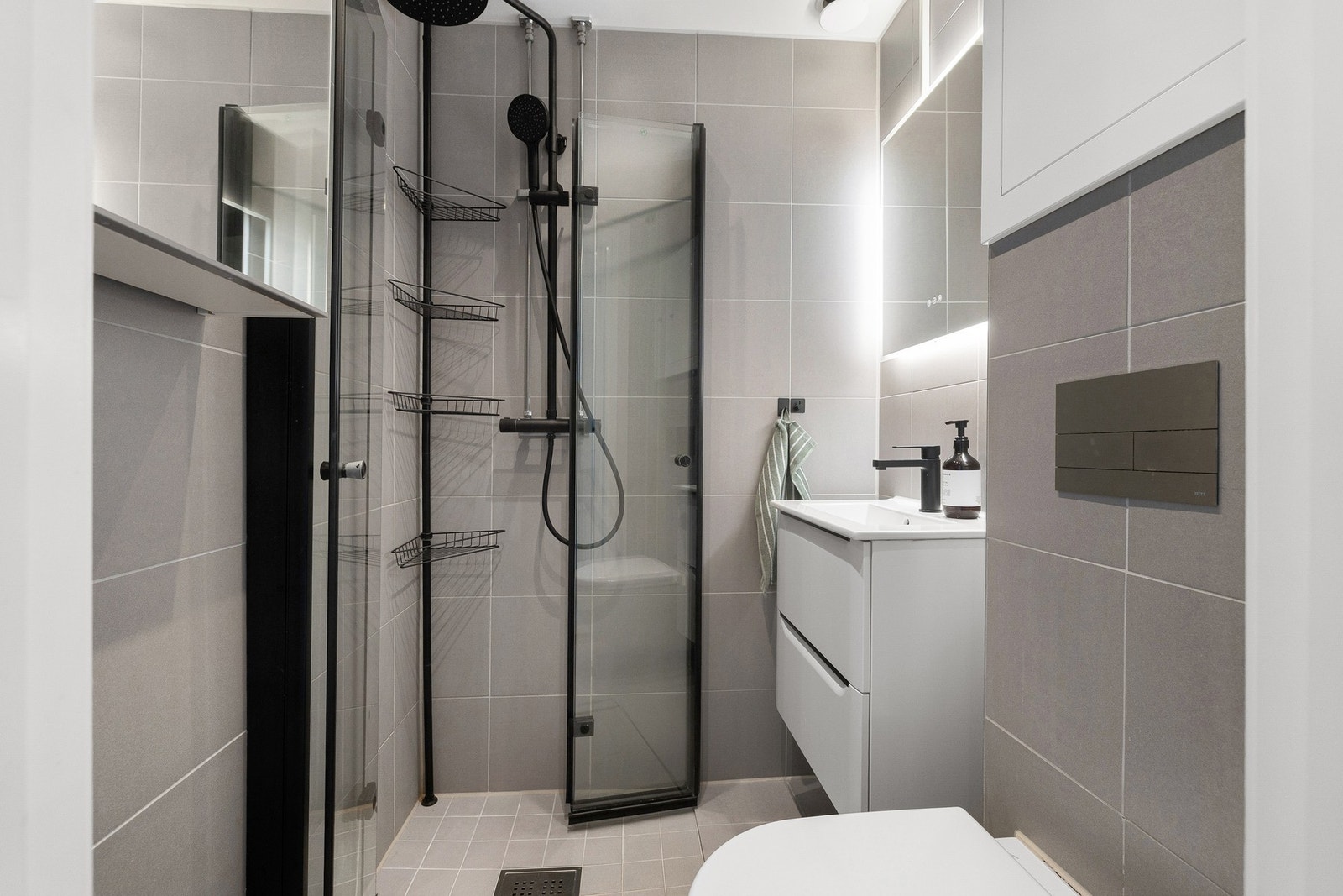 Delikat flislagt baderom fra 2019, rehabilitert i regi av borettslaget. Galleribilde