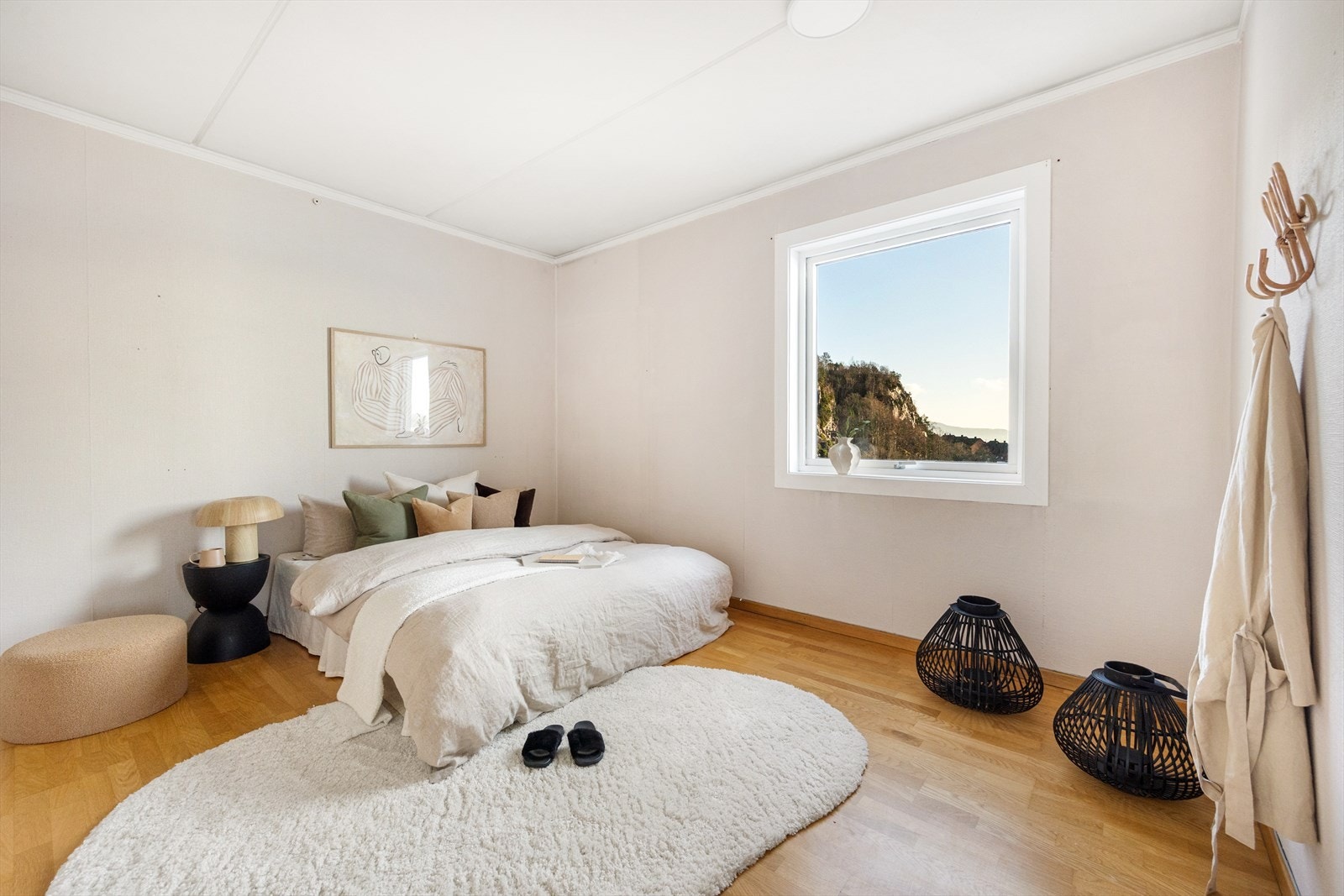 Svært god plass til dobbelseng og garderobeskap. Galleribilde