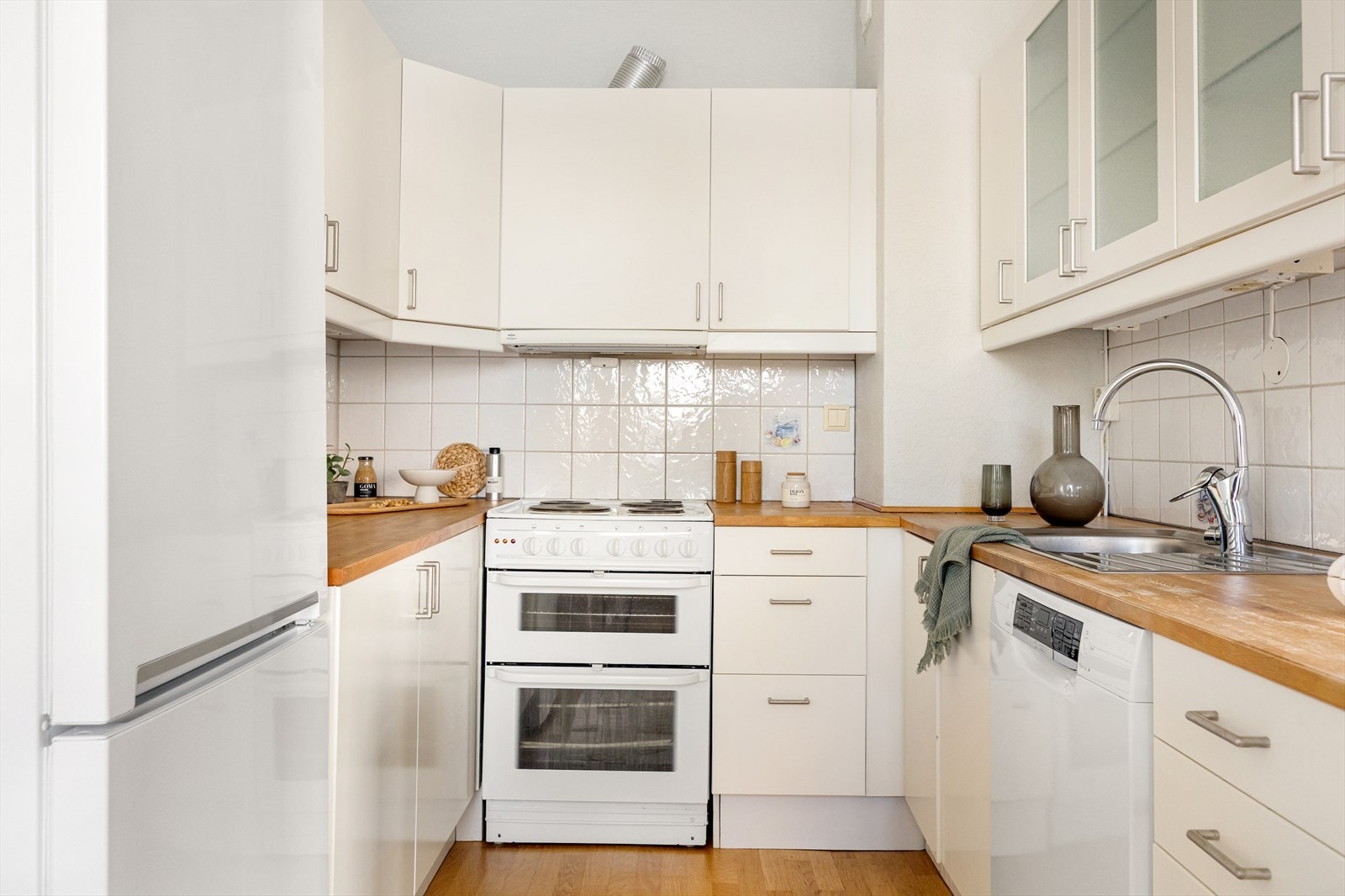 Kjøkkeninnredningen består av nedfelt vask, komfyr, ventilator, komfyrvakt, varmtvannsbereder, kombiskap, lekkasjesikring (waterguard) og oppvaskmaskin. Galleribilde