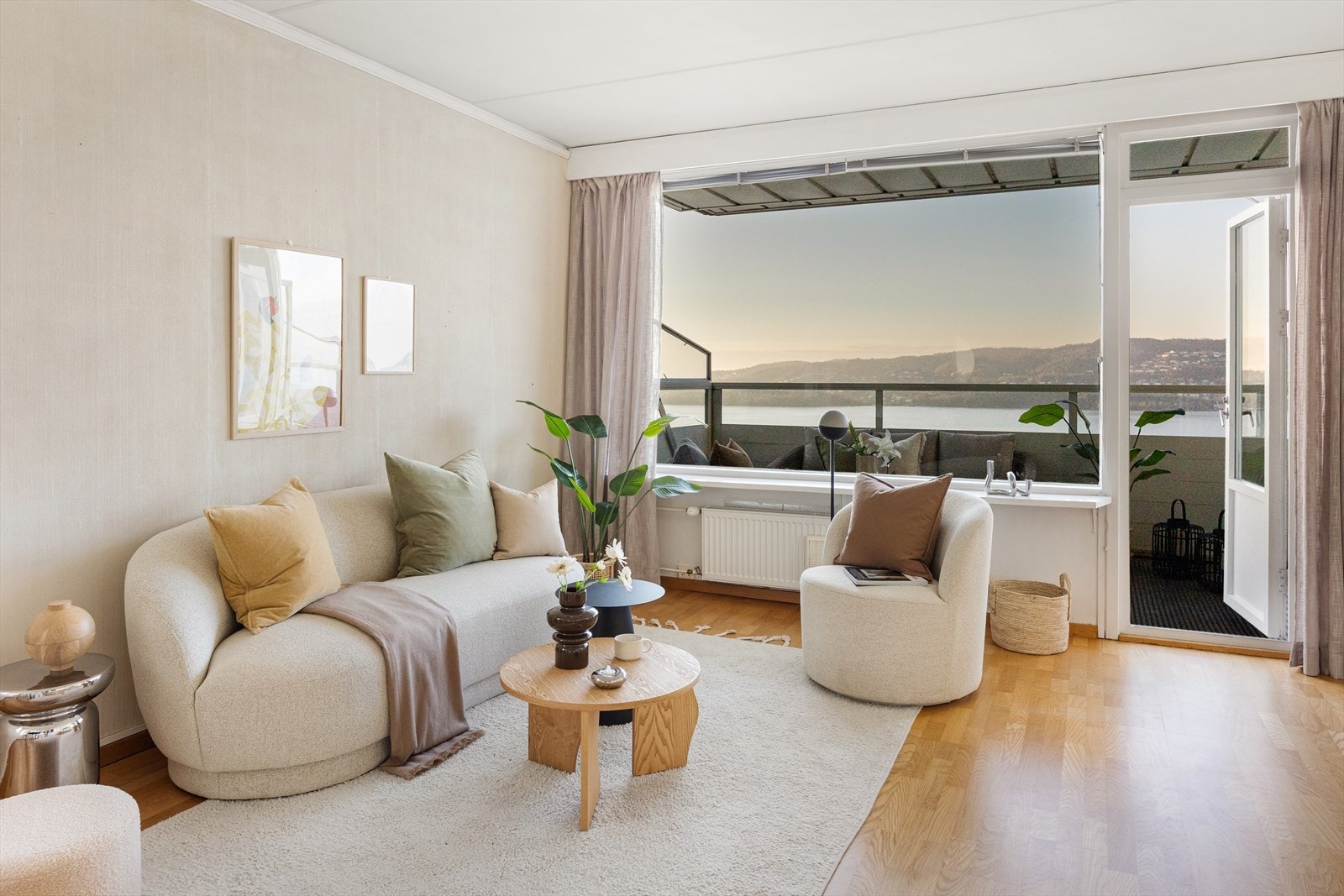 Fra stuen er det utgang til en solrik balkong Galleribilde