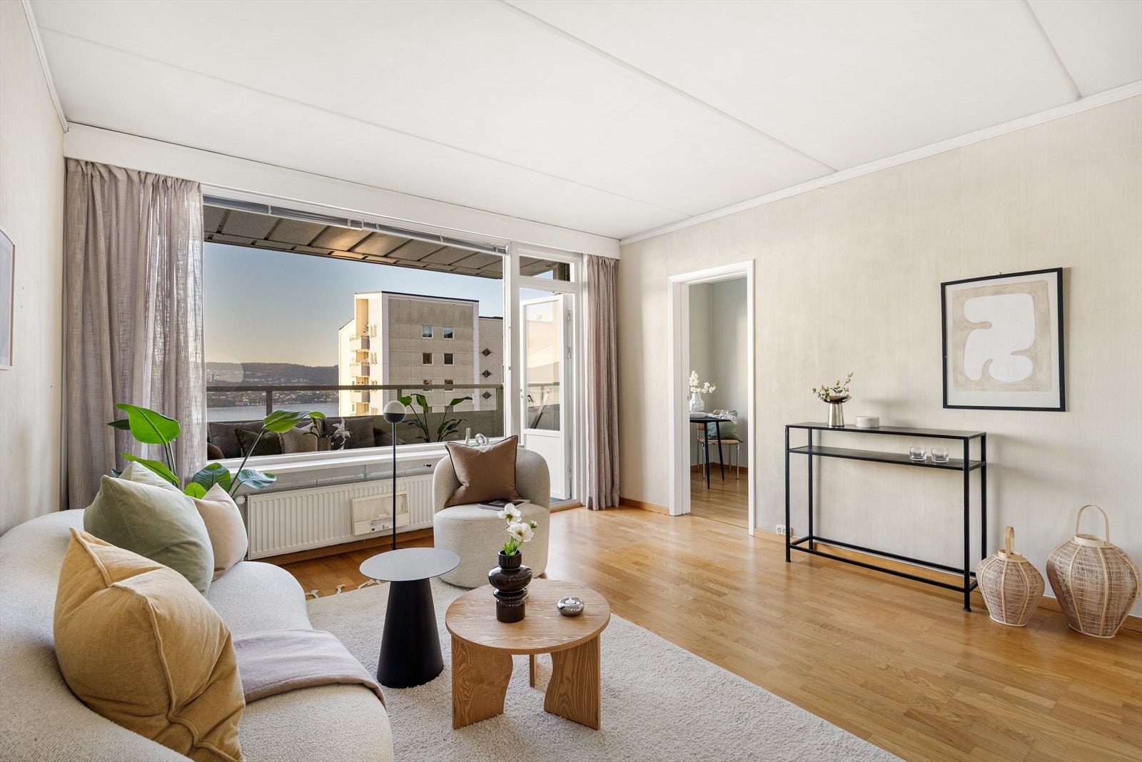 Stuen er av god størrelse og det er godt med naturlig lysinnslipp fra store vindusflater. Galleribilde