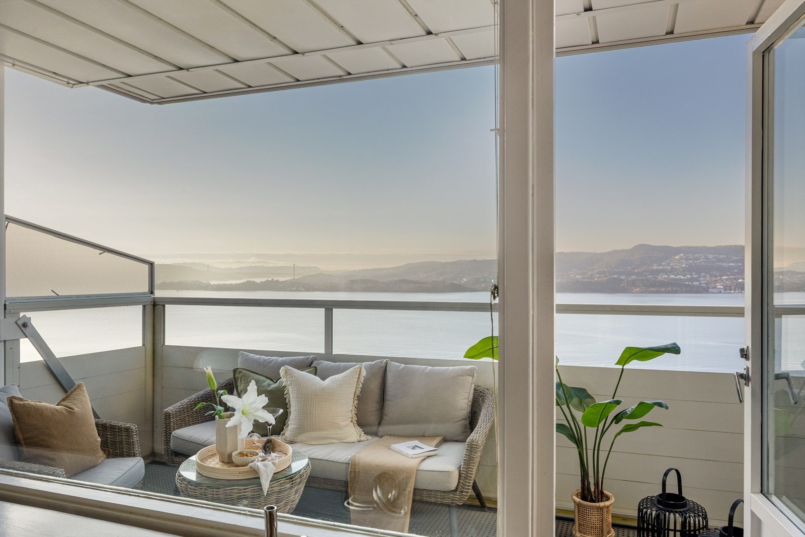 Leiligheten har en fantastisk beliggenhet med nydelige sol- og utsiktsforhold! Galleribilde