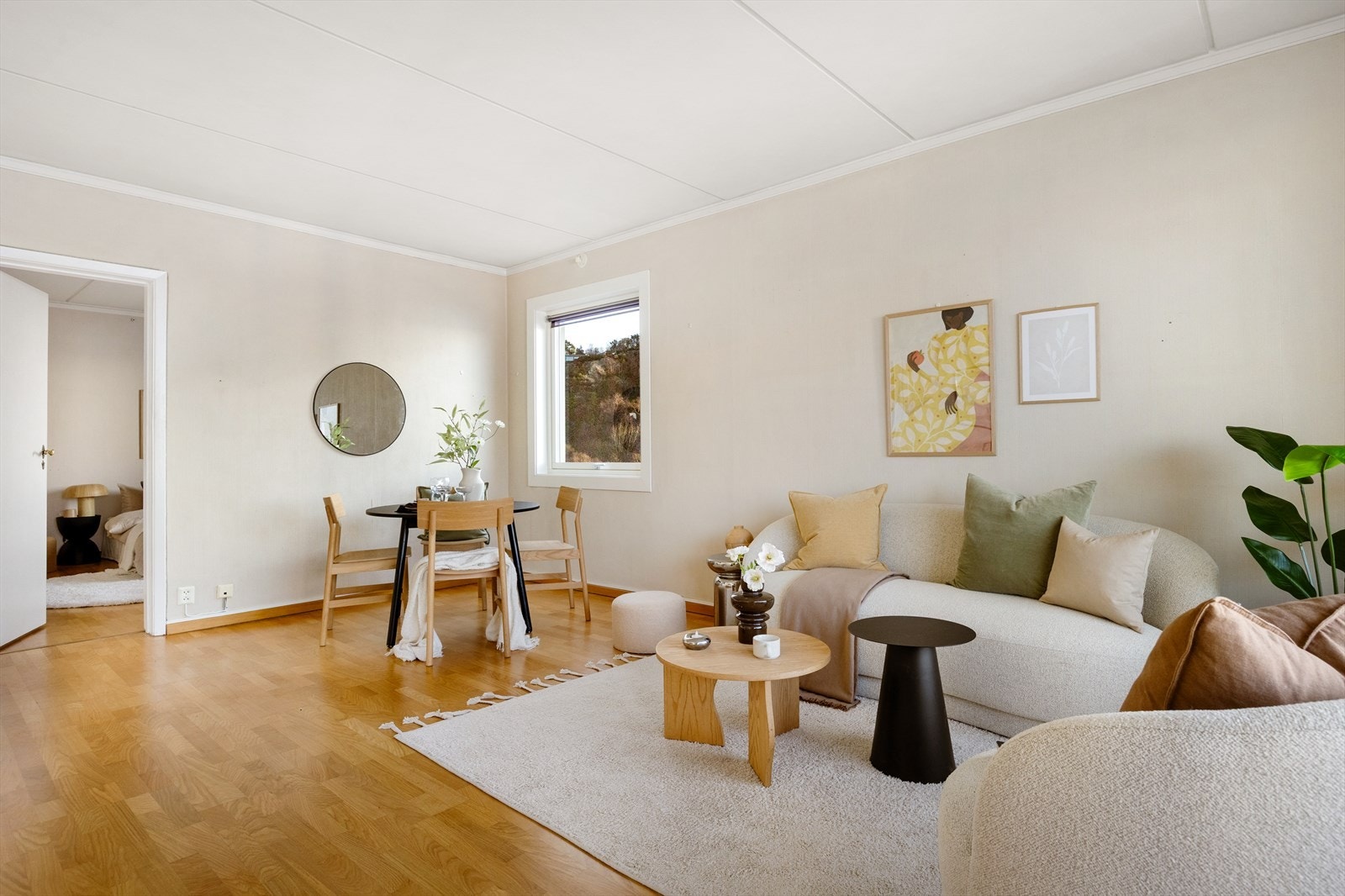 Stuen er romslig med plass til både sofa- og spisegruppe Galleribilde