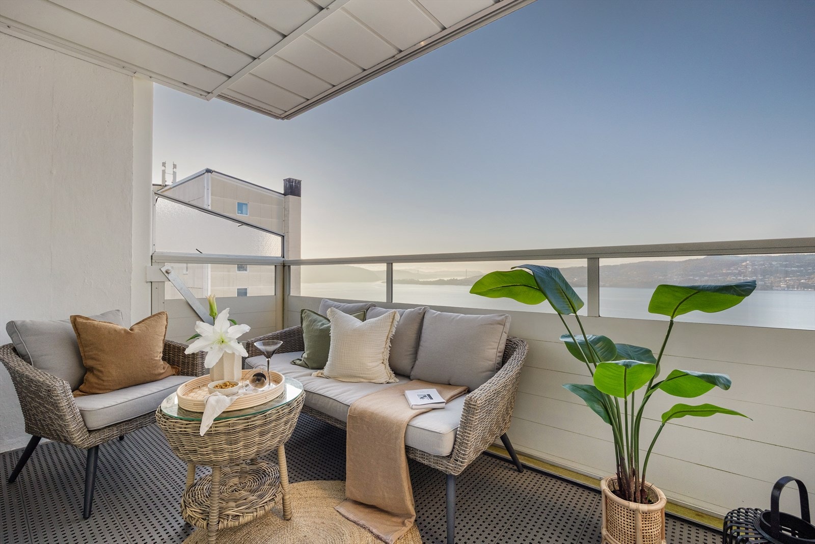 Du vil merke den friske sjøluften og stemningen av å se båtene kjøre sakte forbi Galleribilde