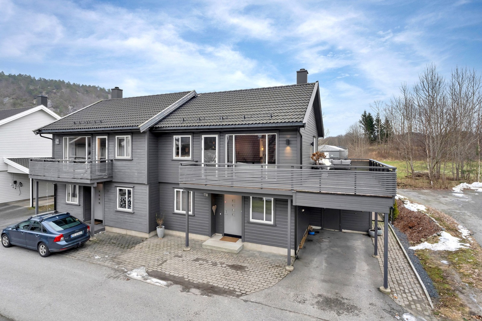 Vertikaldelt tomannsbolig med tre soverom og carport Galleribilde