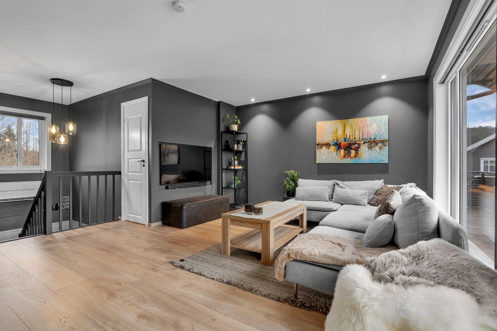 Stue med nye gulv og malte Galleribilde