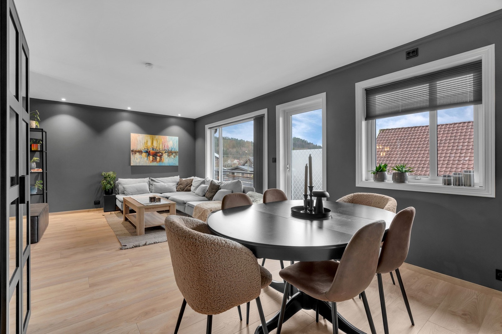 God plass til spisebord ved kjøkken Galleribilde