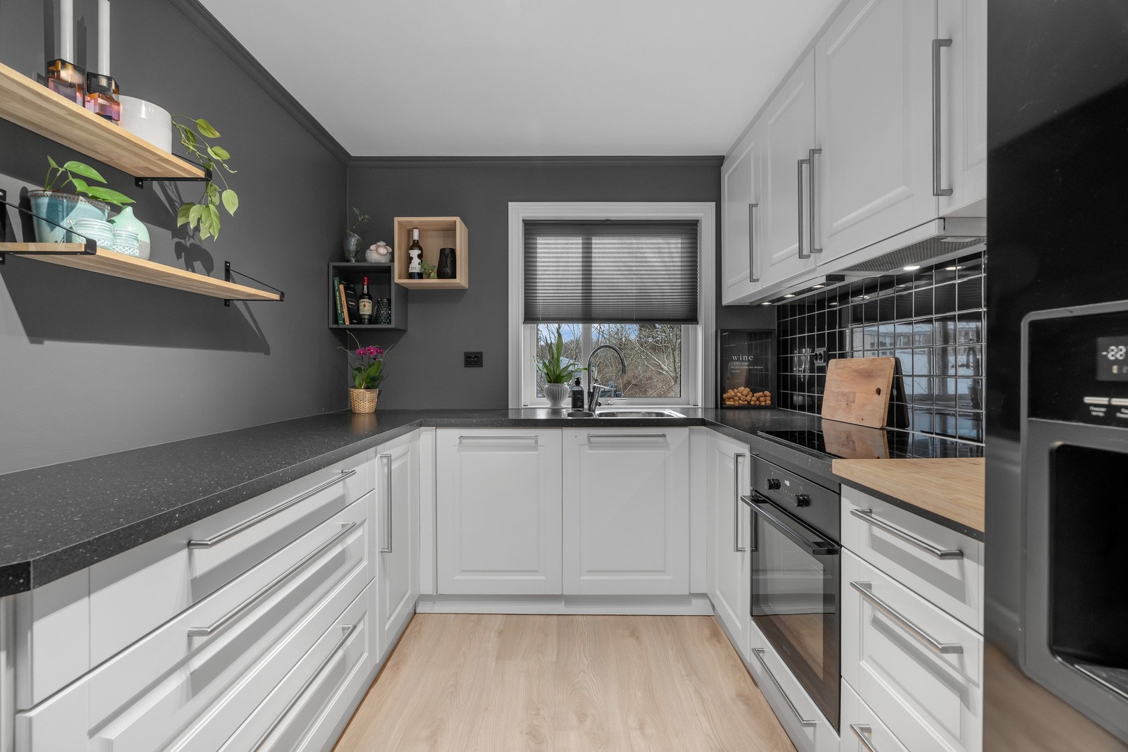 Stilrent kjøkken med medfølgende hvitevarer Galleribilde