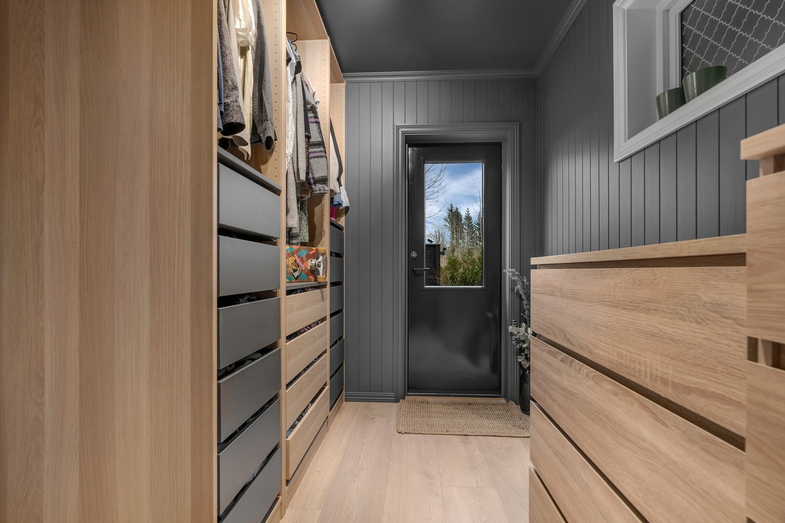 Bod/garderobe med utgang til uteplass/platting på baksiden Galleribilde