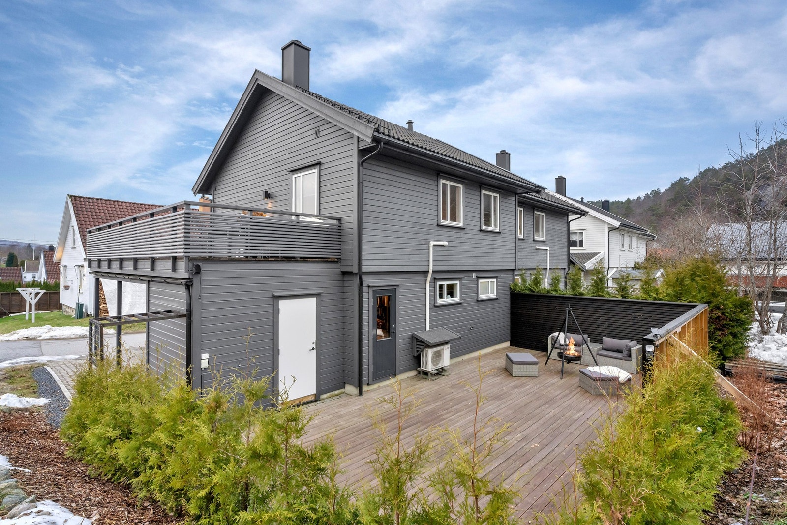 Uteplass med stor platting på baksiden av boligen Galleribilde