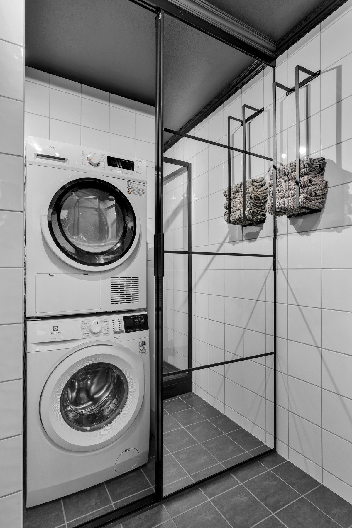 Opplegg til vaskemaskin og tørketrommel bak skyvedører Galleribilde