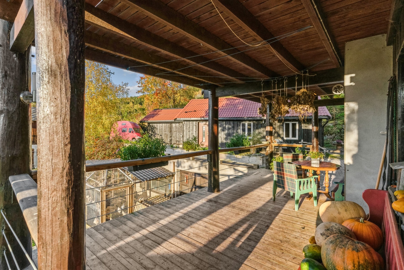 Hovedbygningen: Verandaen i 1. etasje. Galleribilde