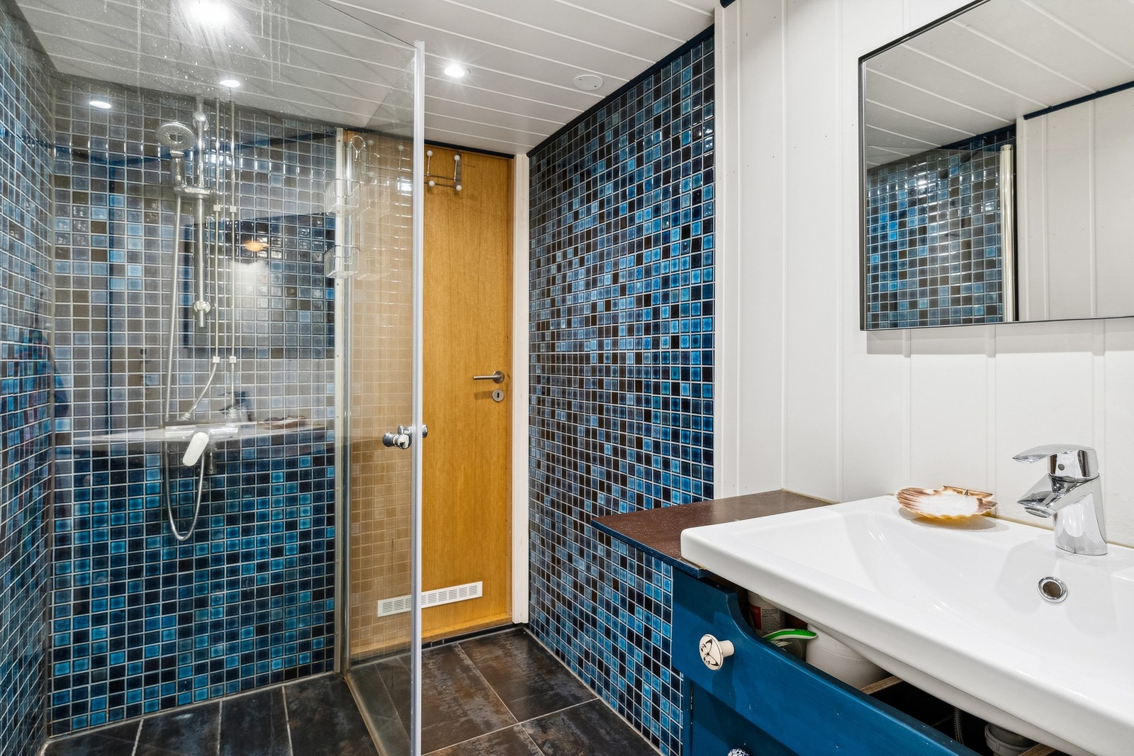 Hovedbygning: Badet i underetasje. Galleribilde