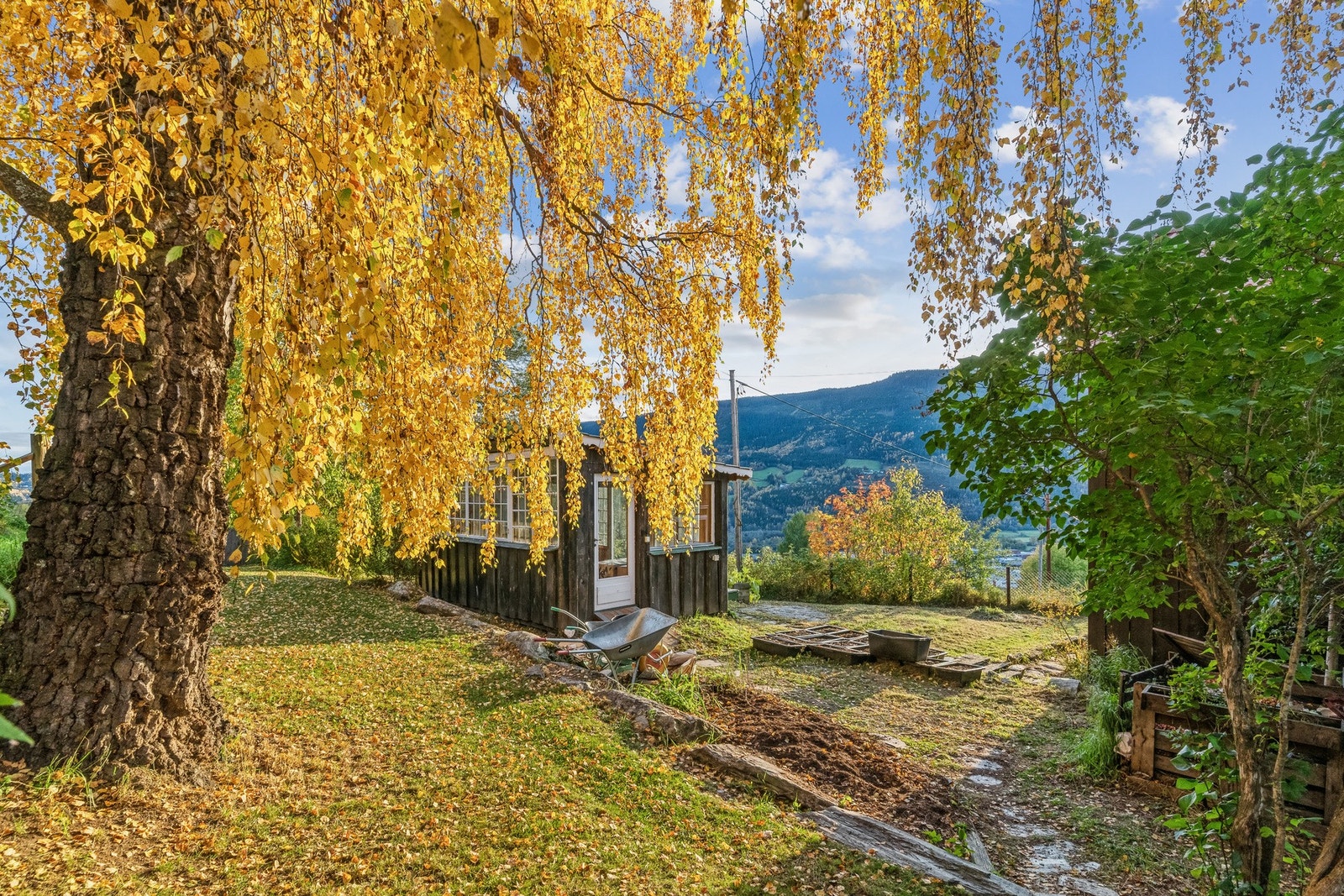 Fra eiendommen er det en fantastisk utsikt mot Ringebu og vakre Gudbrandsdalen. Galleribilde