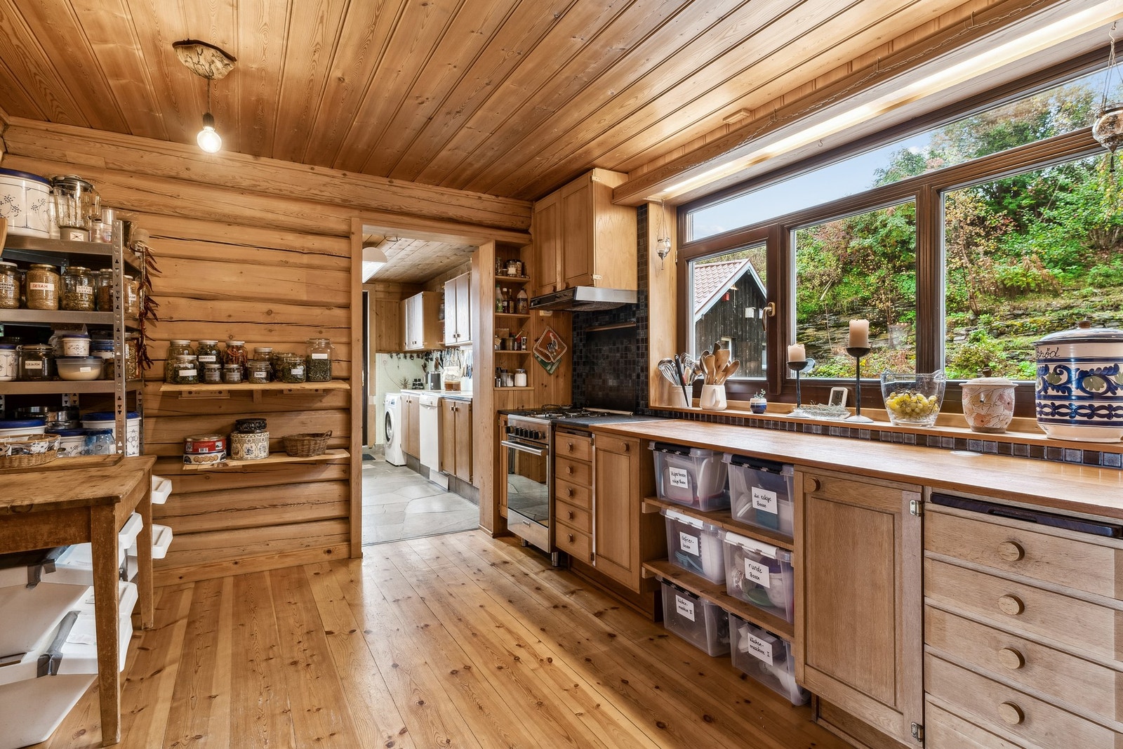 Hovedbygning: Kjøkkenet preges av en solid, trehvit innredning med plass til hvitevarer. Galleribilde