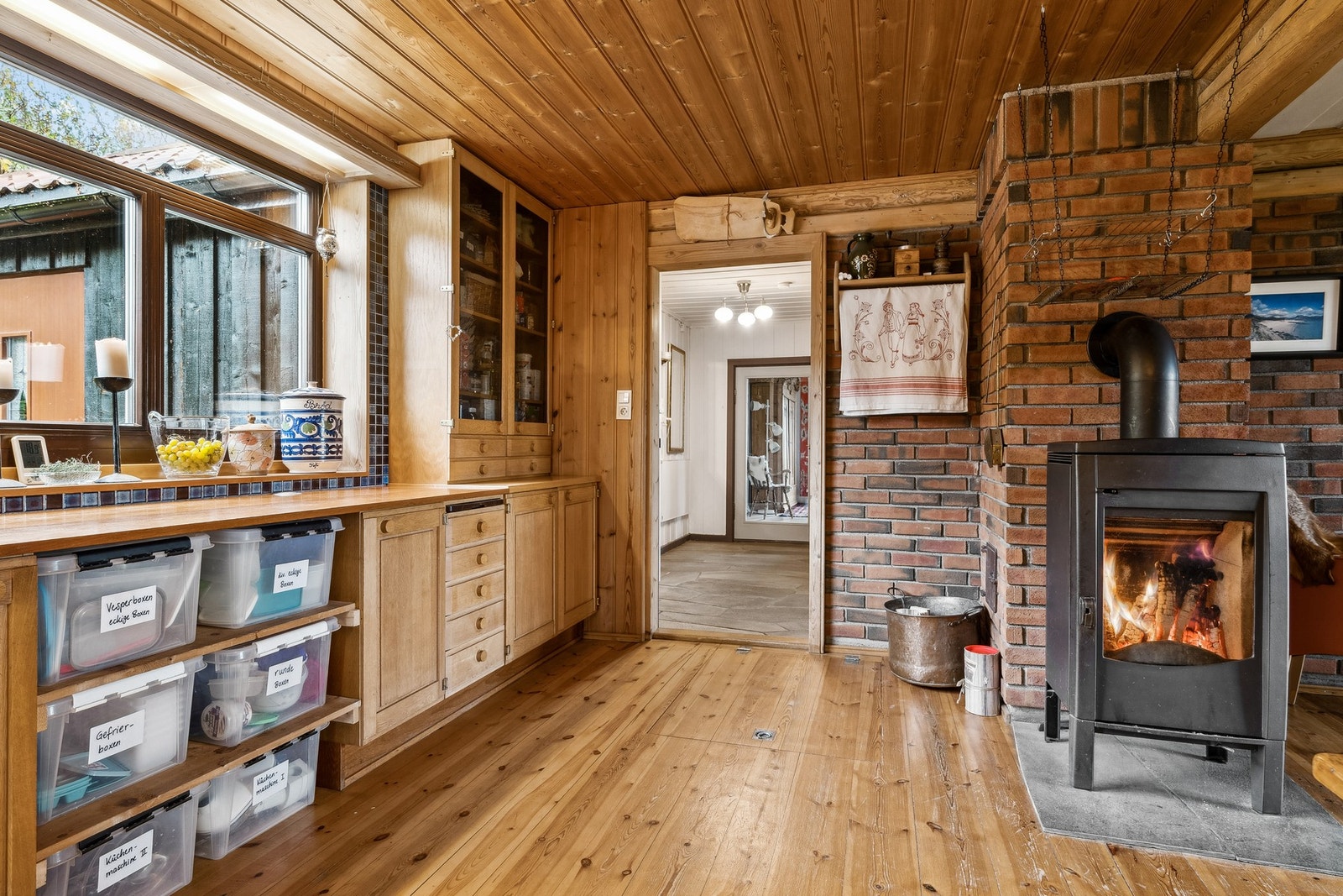 Hovedbygningen: Kjøkkenet. I rommet ved siden av er det også et grovkjøkken/vaskerom. Galleribilde