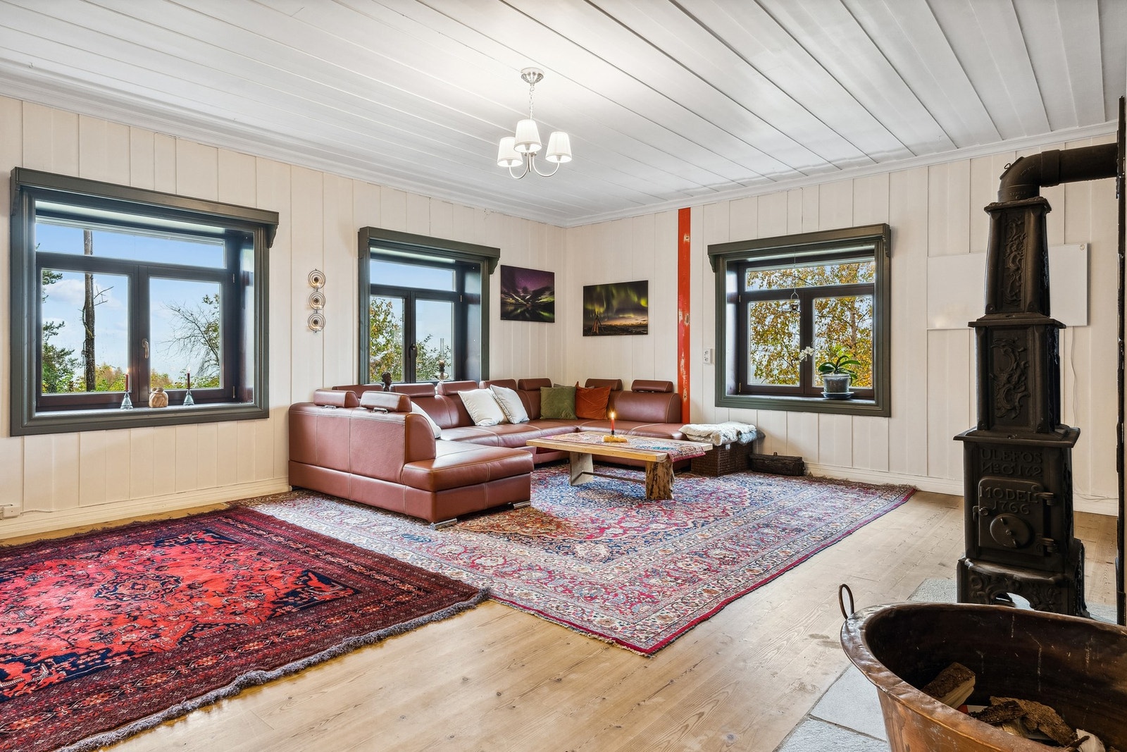 Hovedbygning: Stuen er virkelig romslig, med god plass til sofa og øvrig møblering. Her finner vi også en dekorativ
vedovn Galleribilde