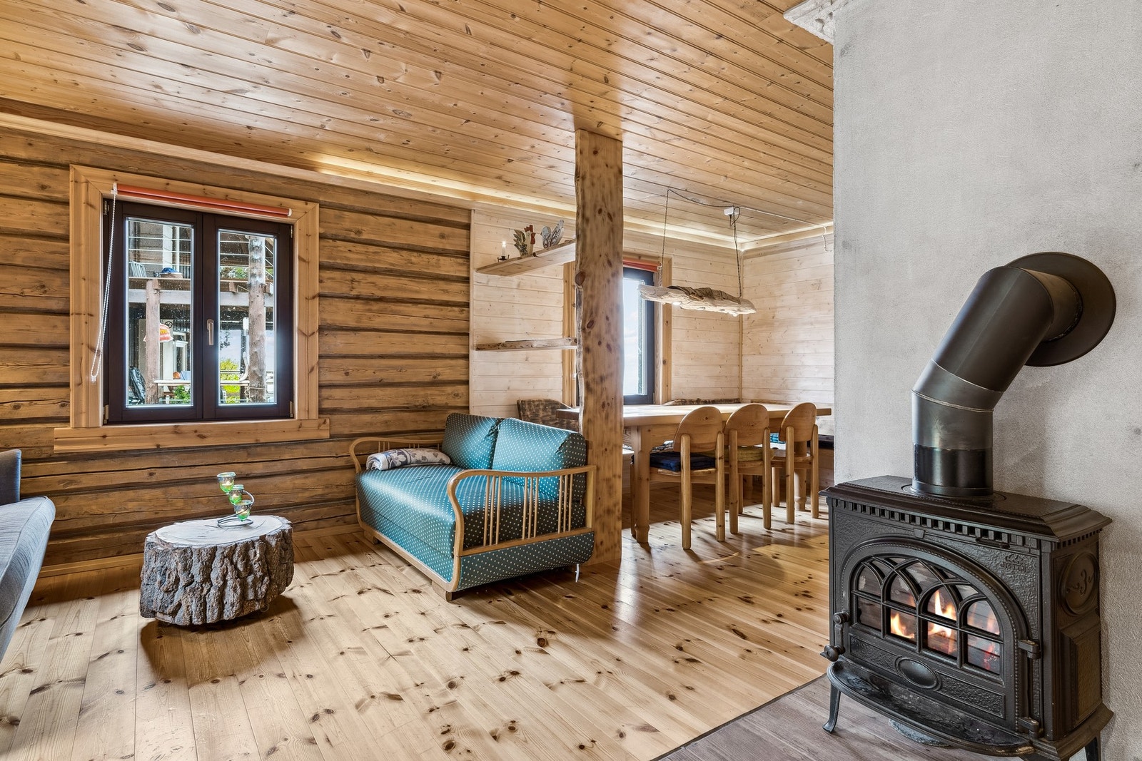 Annekset kan by på en koselig stue, med vedovn og med dels synlige tømmervegger. Galleribilde