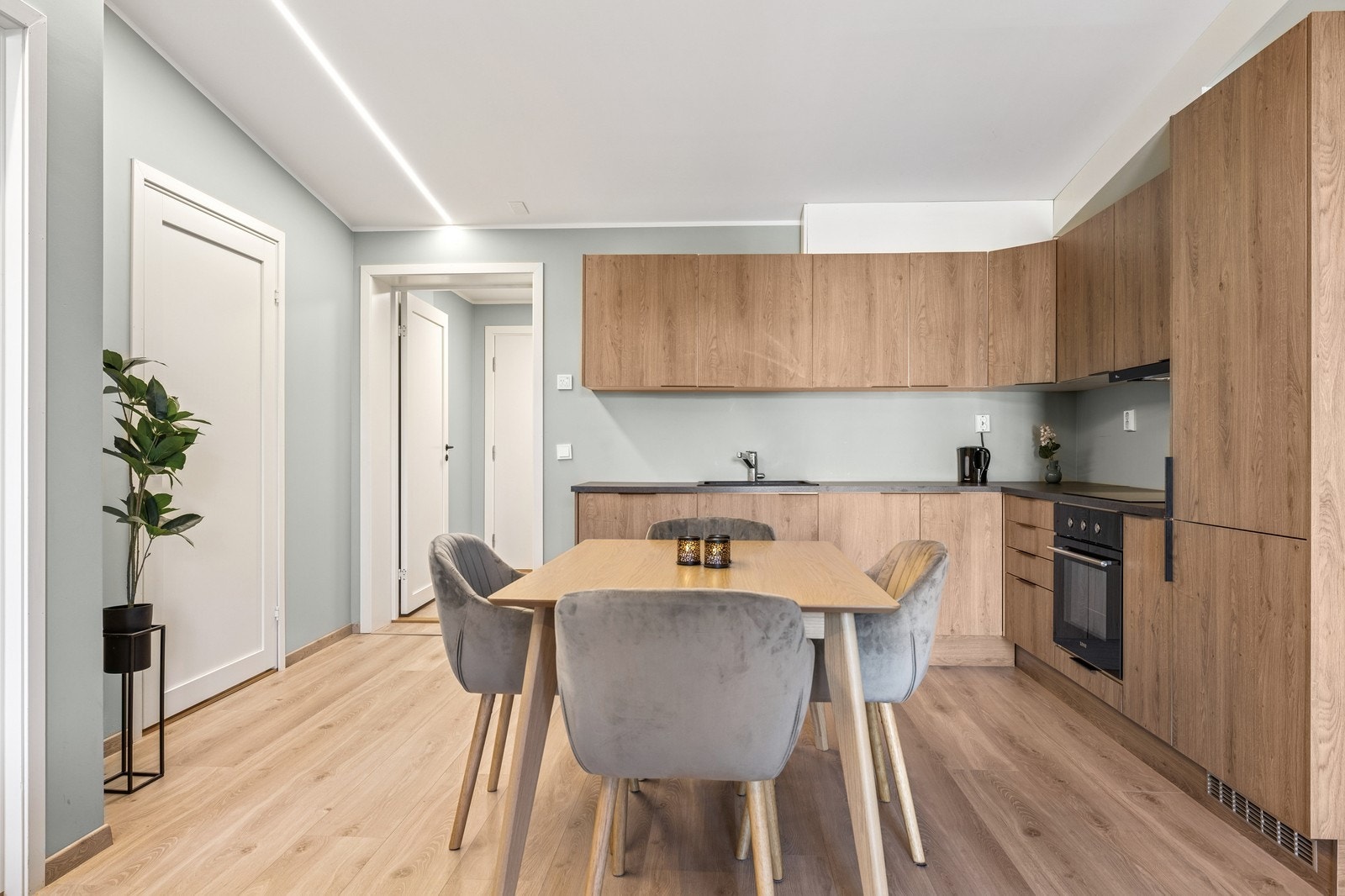 Den opprettholder TEK-17 standard og varmes med blant annet gulvvarme på bad. Galleribilde