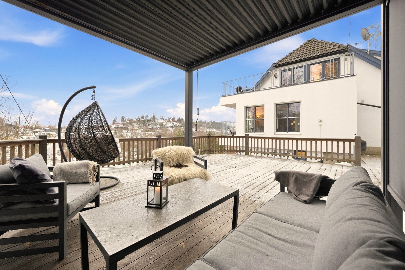 Dette er en stor og innholdsrik enebolig som strekker seg over 3 plan fint beliggende i et rolig boområde på Blommenholm. Galleribilde