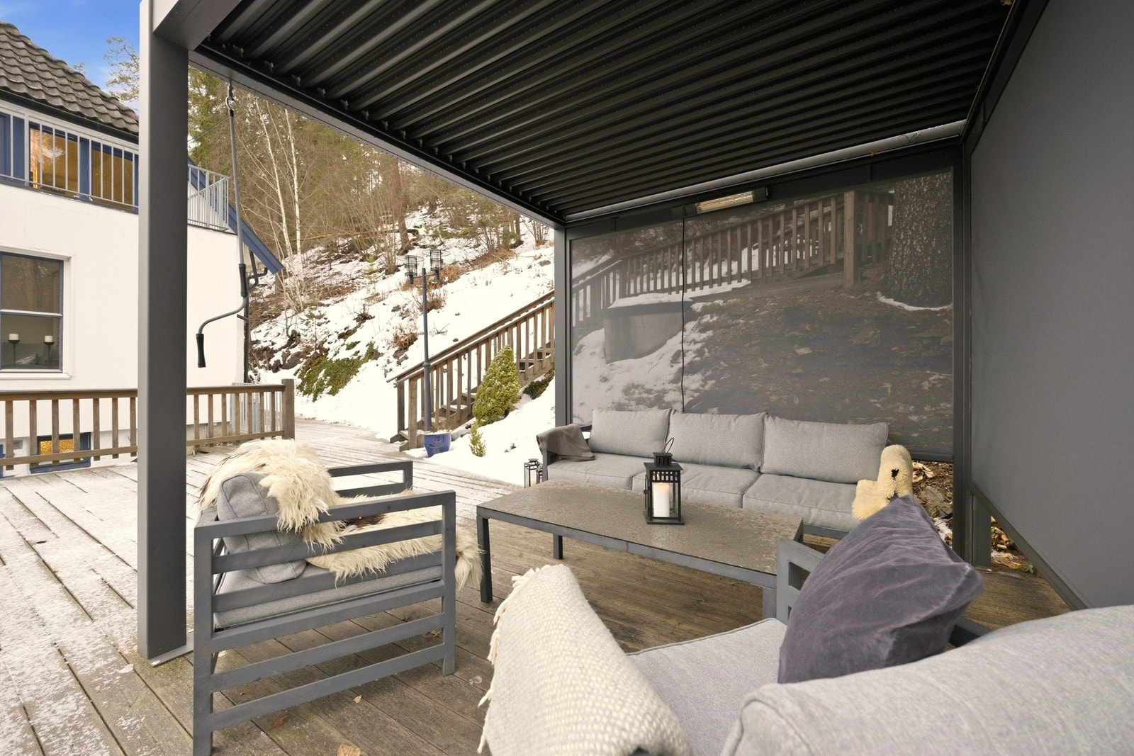 Boligen ligger i et rolig veletablert boområde på Blommenholm med kort vei til det du trenger i en ellers travel hverdag Galleribilde