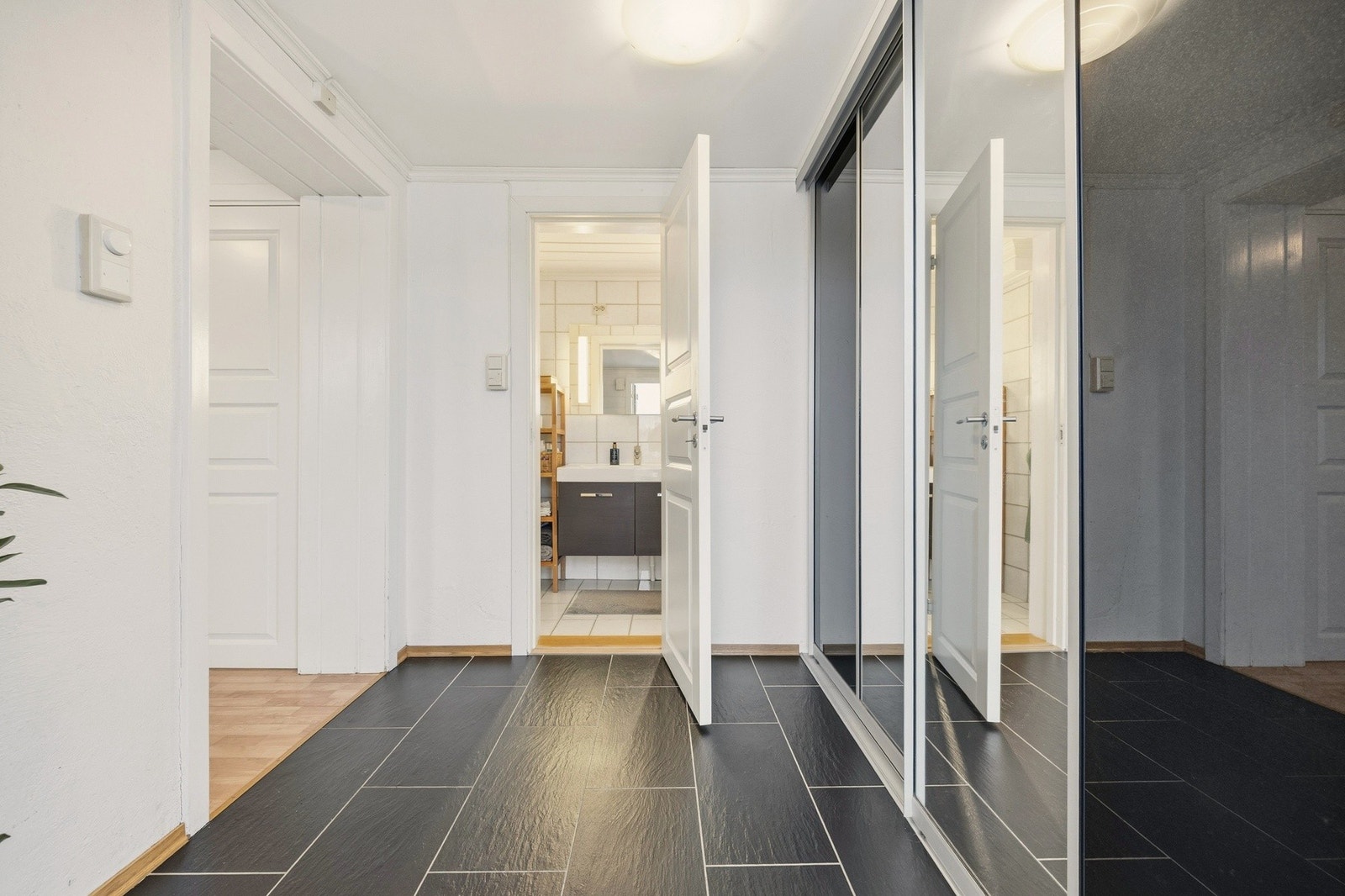 Boligen har en innbydende entré som gir et solid førsteinntrykk av boligen. Galleribilde