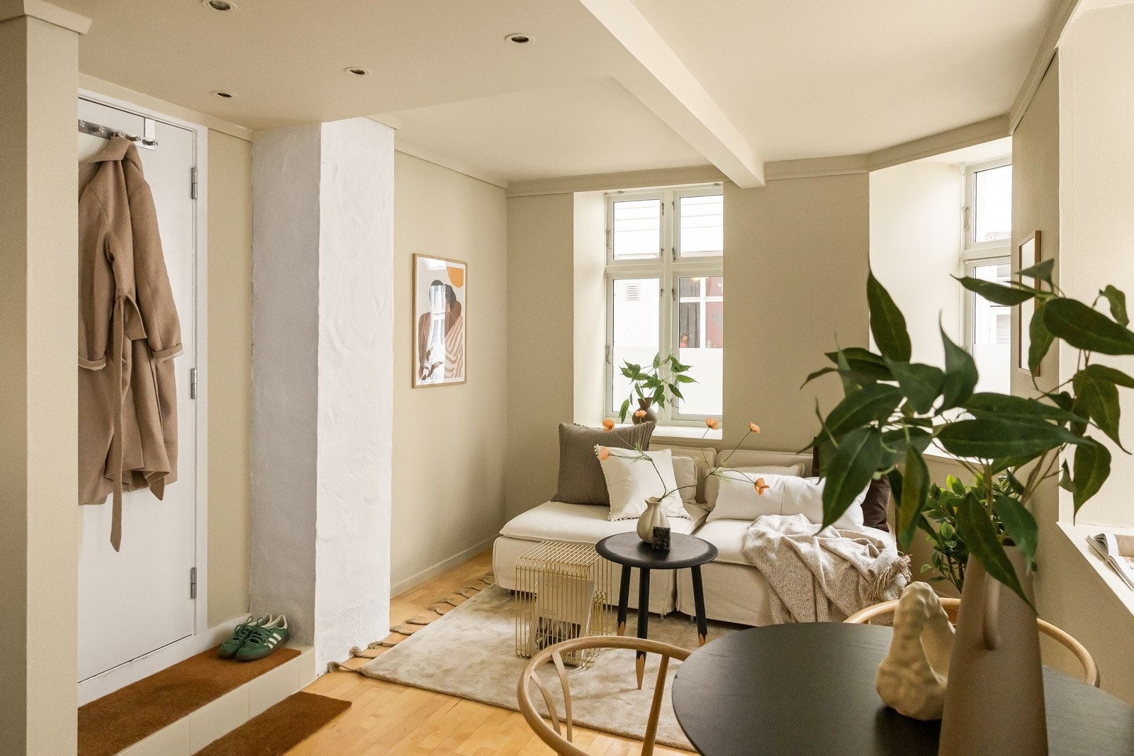 Leiligheten ligger i midt i hjertet av Bergen sentrum, mellom Domkirken og Fløibanen. En meget sentral beliggenhet - men allikevel tilbaketrukket i en av de rolige, sjarmerende gatene i sentrum. Galleribilde