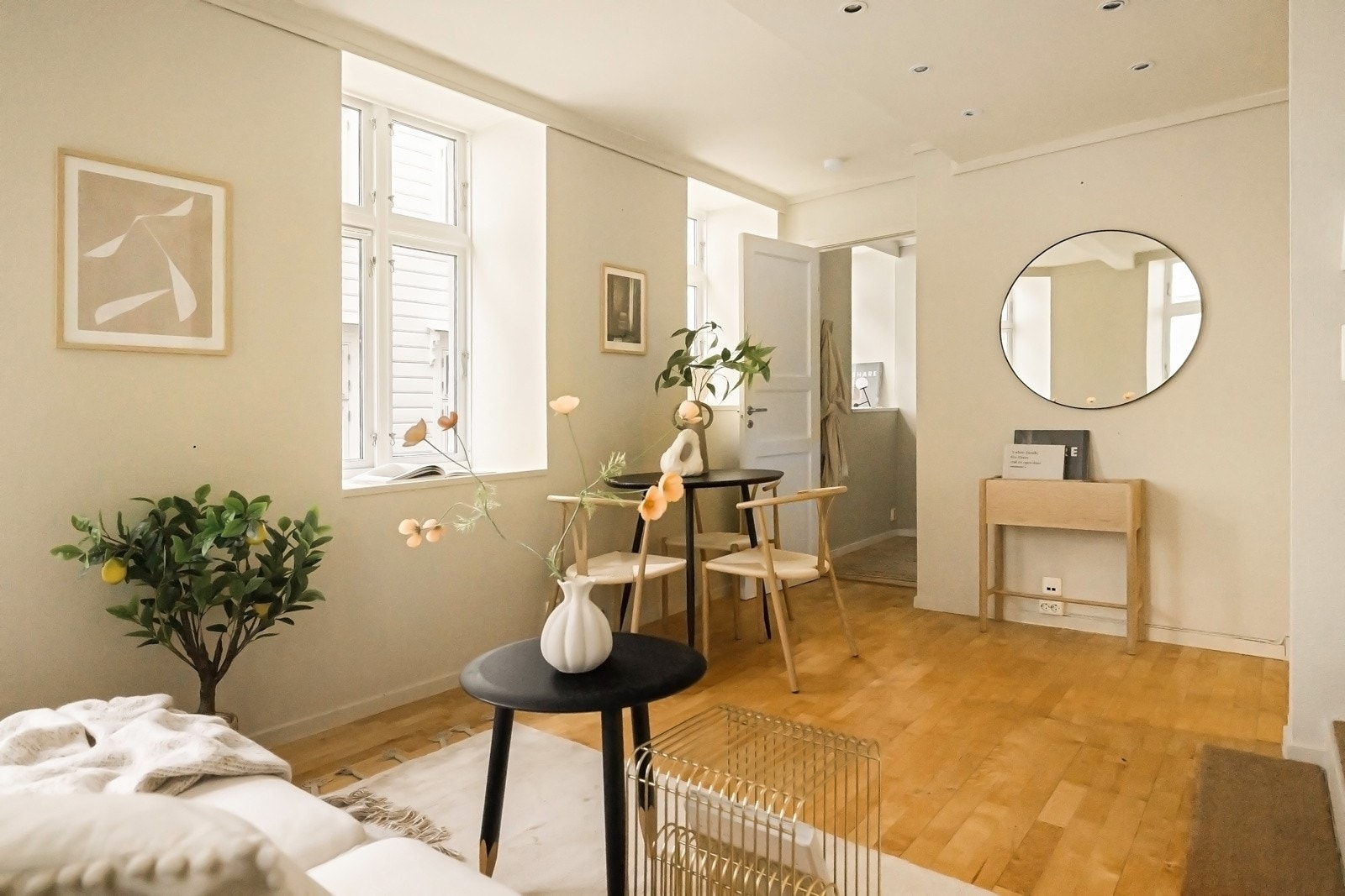 Overflater er nå malt på nytt i sin helhet i 2026 - både vegger og tak - i behagelige fargevalg. Galleribilde