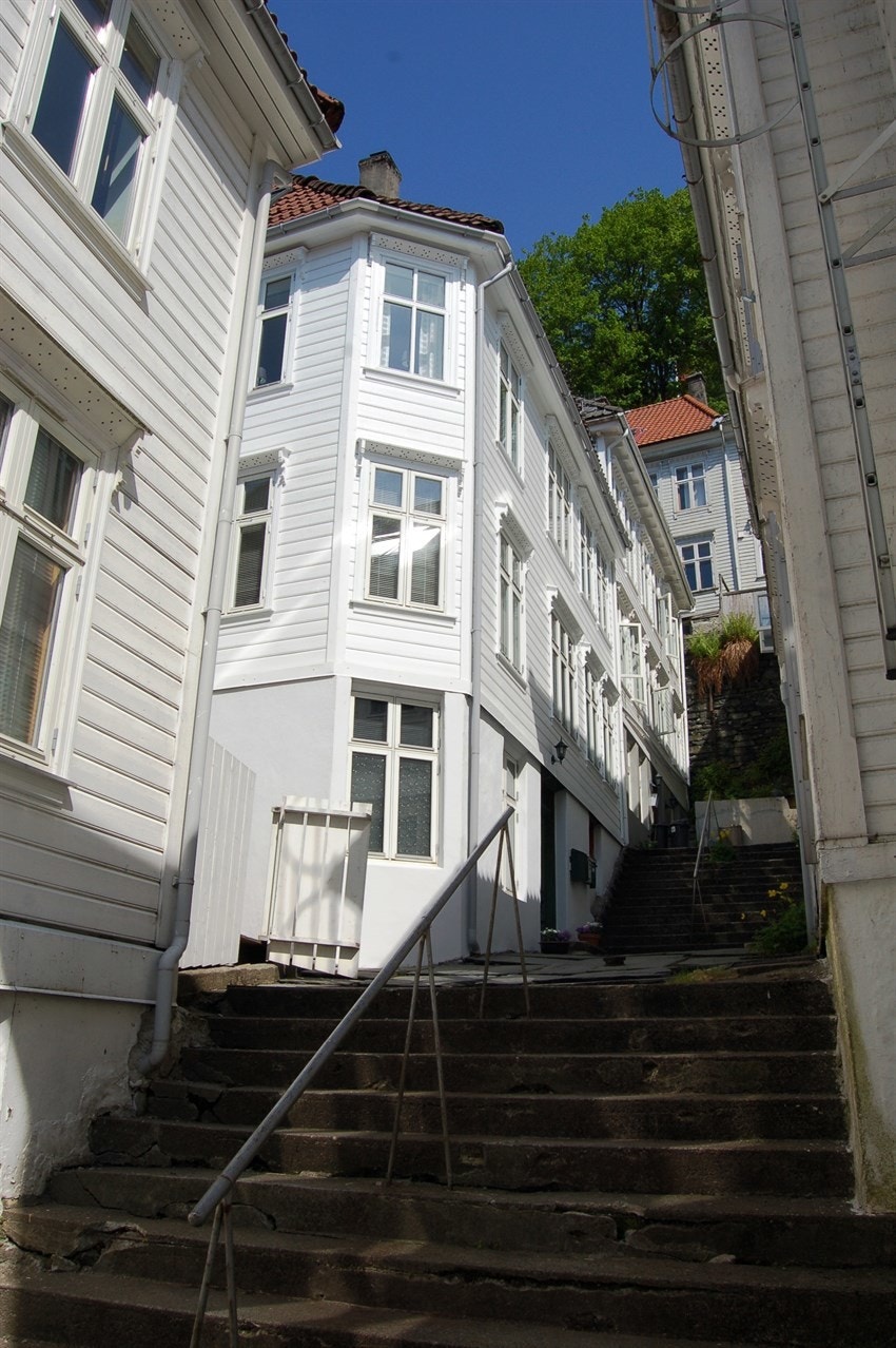 En idyllisk og koselig beliggenhet - skjult mellom smitt og smau, men med byens myldrende folkeliv rundt noen få hushjørner. Galleribilde