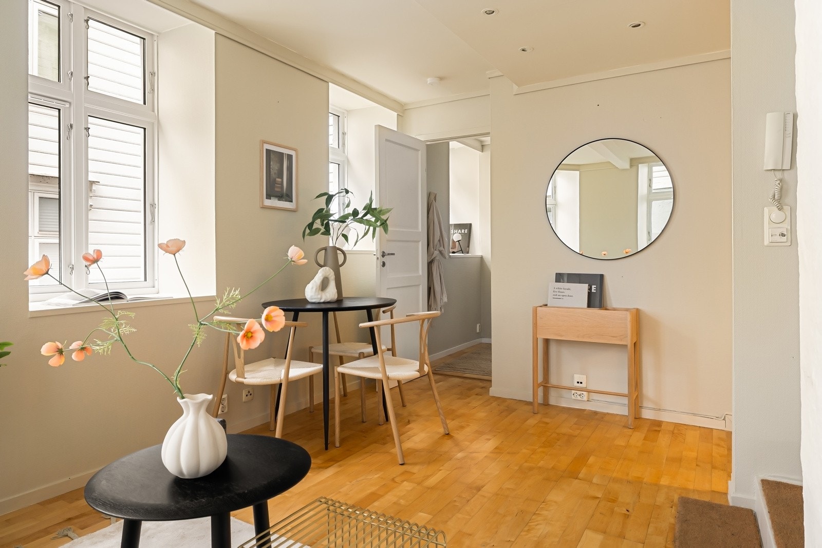 Stue og spisestue ligger i åpen løsning for hverandre, og har plass til både sofagruppe og spisebord - perfekt for alt fra rolige hverdager til hyggelige besøk Galleribilde