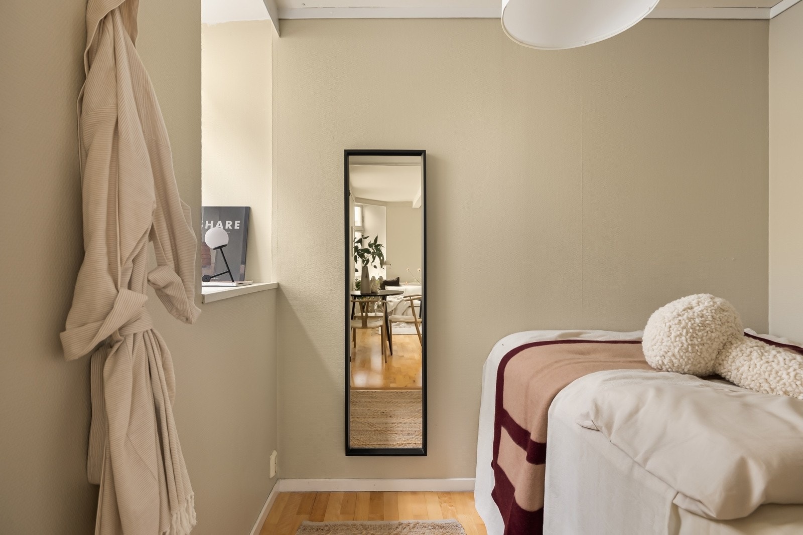 Soverommet byr på en praktisk og stilren løsning med plassbygd seng og integrert klesskap - her er det tenkt både funksjon og estetikk. Galleribilde