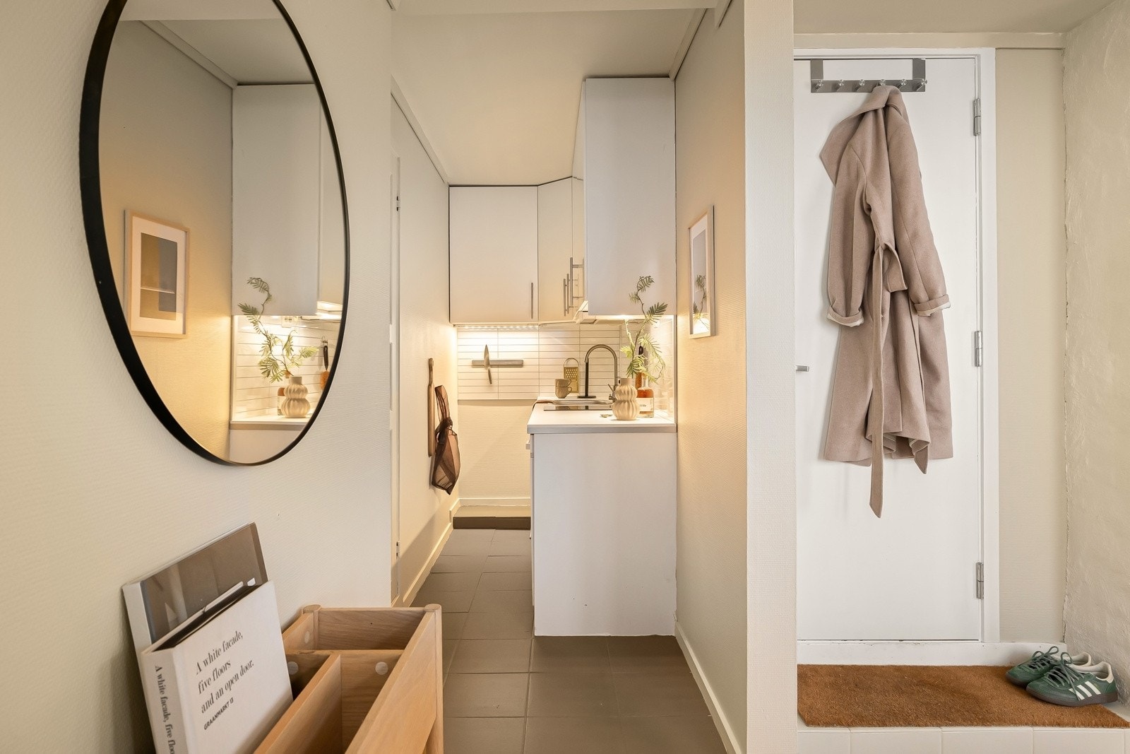 Kjøkkenet er tilbaketrukket og funksjonelt, med oppdaterte hvitevarer som gjør hverdagen enkel: ny kokeplate fra våren 2024, ny komfyr sommeren 2023 og nytt kjøleskap sommeren 2023. Galleribilde