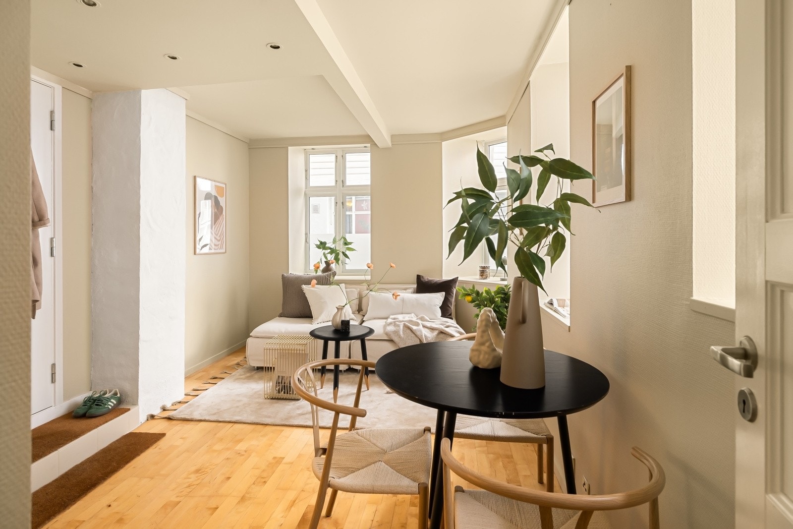 Leiligheten oppleves lys og luftig med god takhøyde og store vindusflater som gir naturlig lysinnslipp. Galleribilde