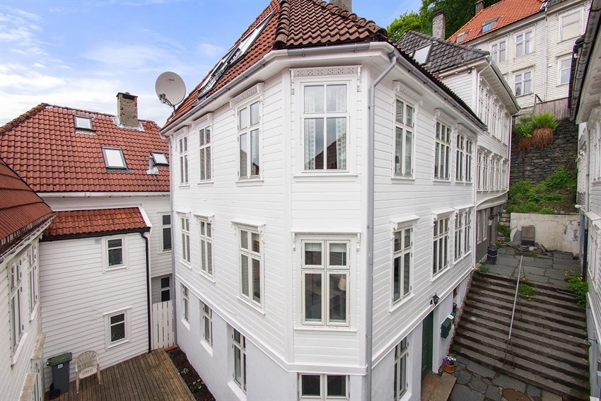 Beliggenheten i Lille Øvregaten kombinerer det beste av sentrumsliv og tilbaketrukket ro. Brosteinsbelagte smau, kaféer, kulturtilbud, studiesteder, kollektivtransport og turmuligheter på Fløyen ligger alt i gangavstand. Galleribilde